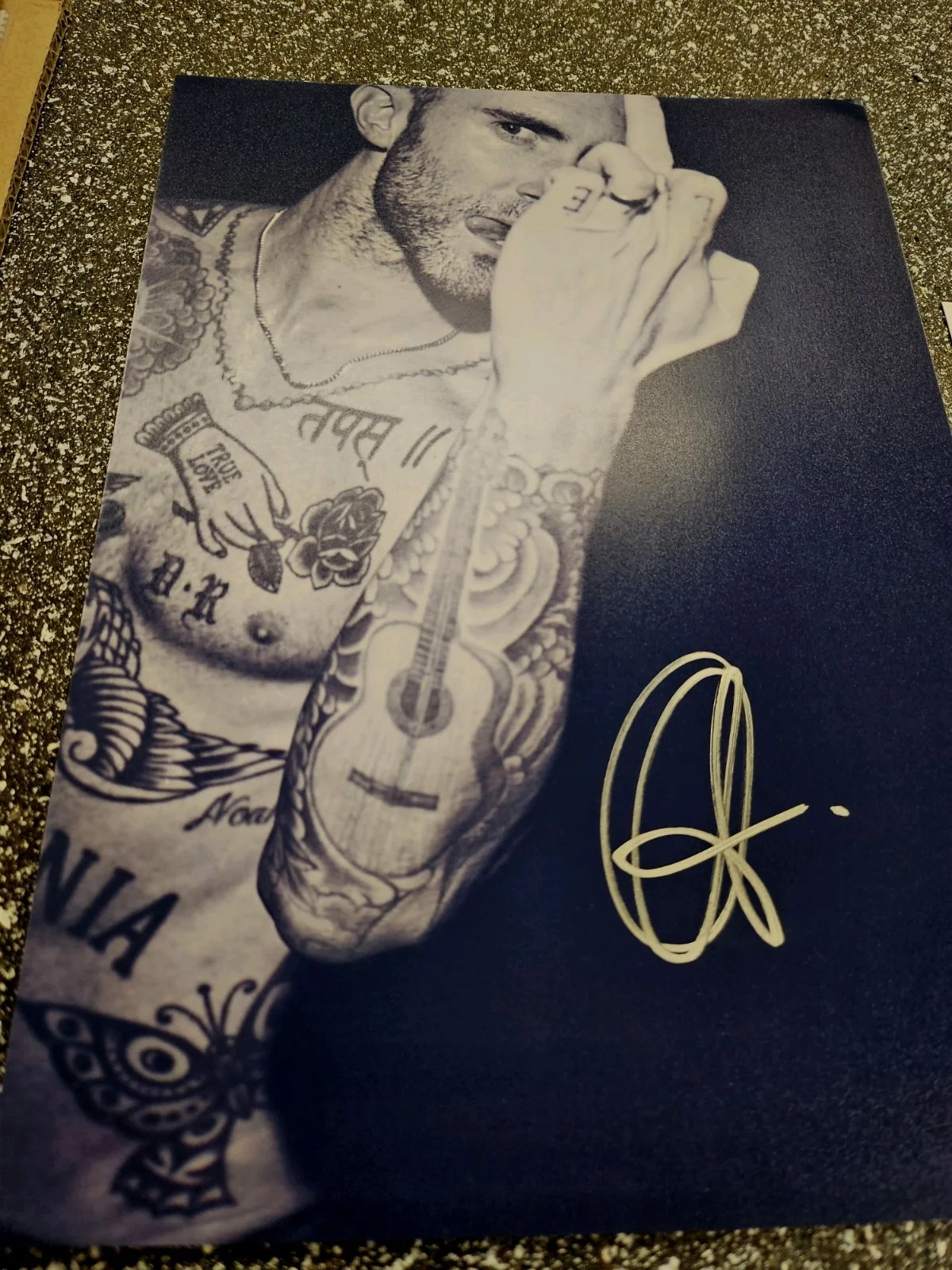 ADAM LEVINE. ORIGINAL. AUTOGRAPH 8.5x12 INCHES W/ COA ✔️, изображение 2