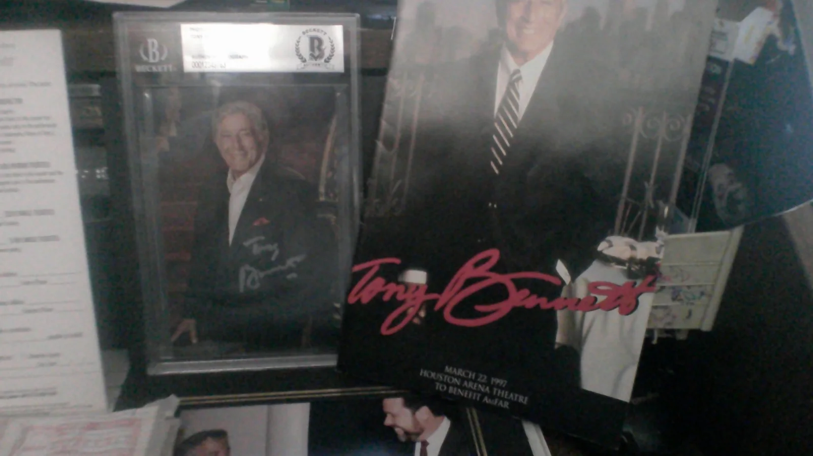 Tony Bennett rare Aids concert Items + signed Card slabbed Beckett Authenicated, image 3