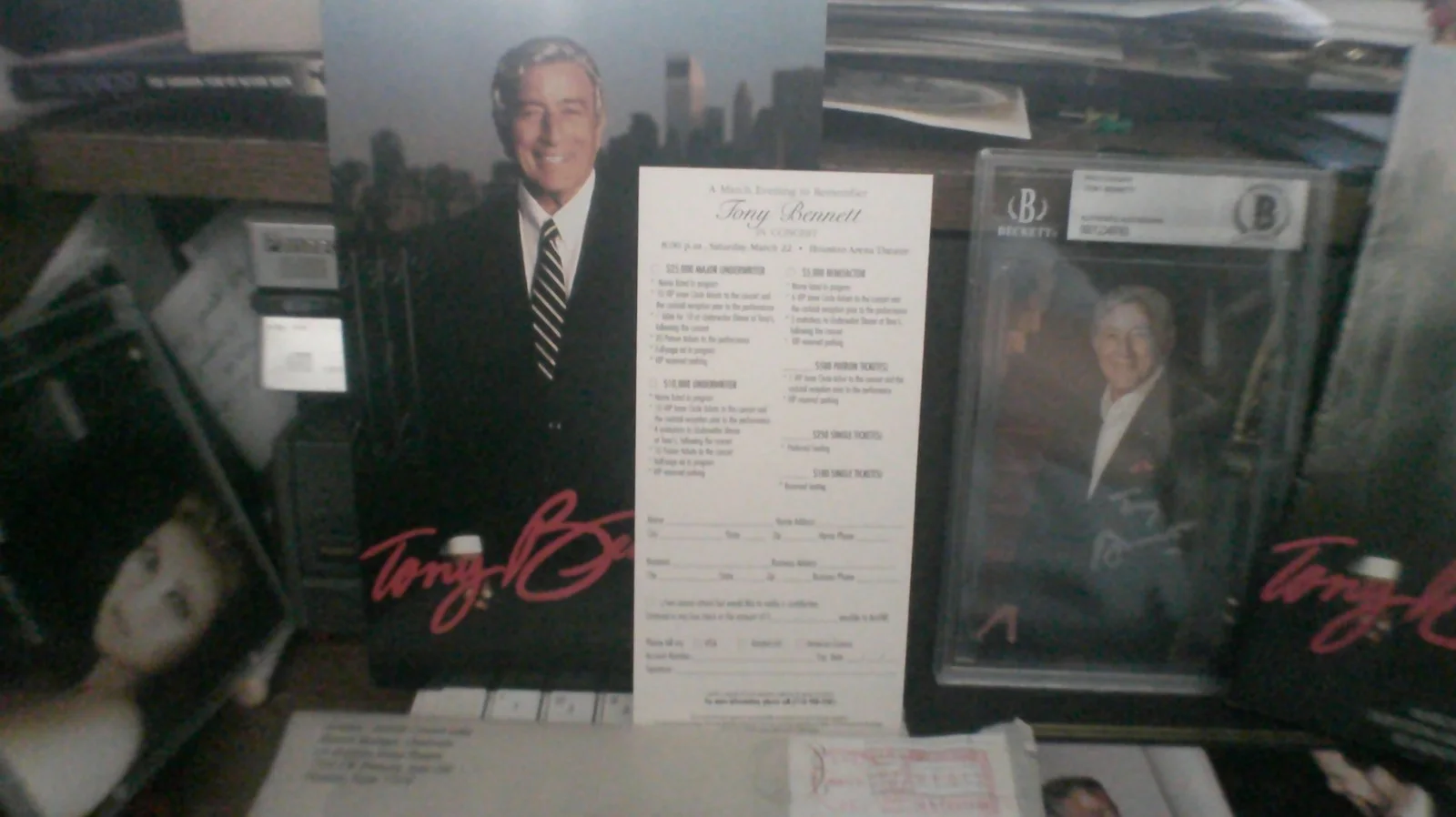 Tony Bennett rare Aids concert Items + signed Card slabbed Beckett Authenicated, image 4