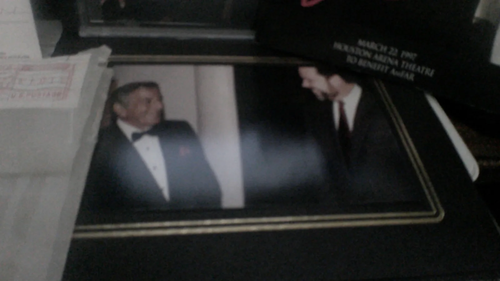 Tony Bennett rare Aids concert Items + signed Card slabbed Beckett Authenicated, image 5