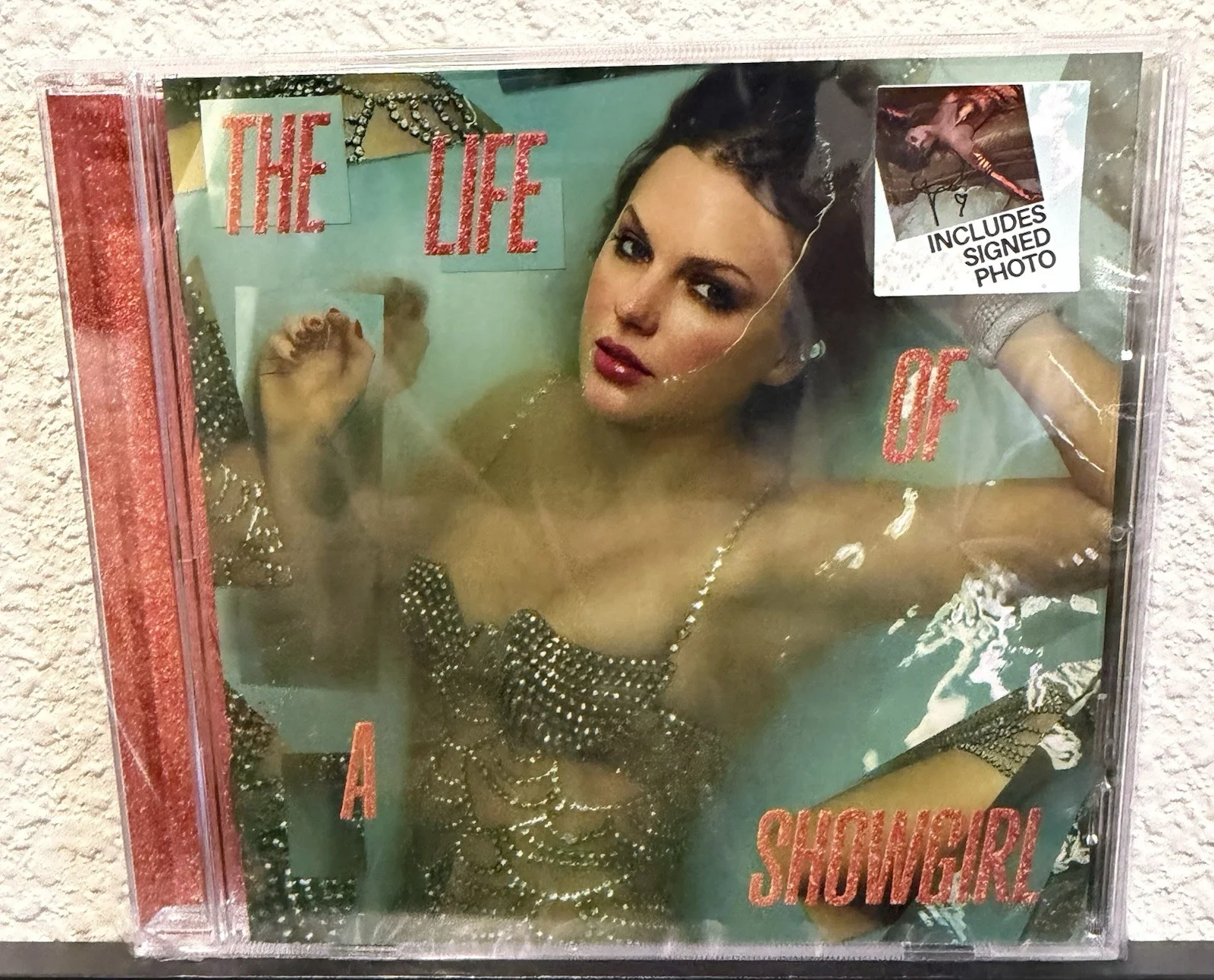 Taylor Swift — Taylor Swift The Life of a Showgirl Signed CD Photo2 RARE LONG SIGNATURE ✨ HEART, изображение 2