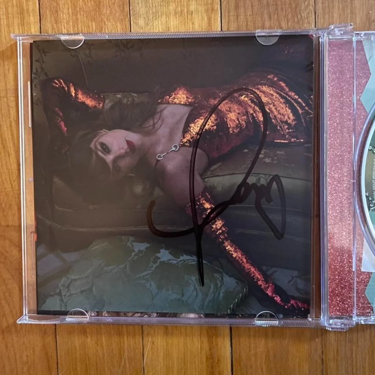 Taylor Swift The Life of a Showgirl CD + Hand Signed Photo 2 With Unique Heart!, изображение 2