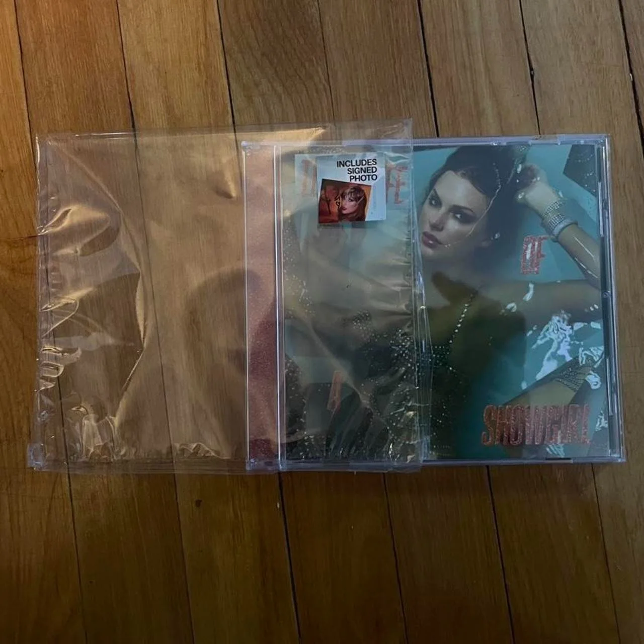 Taylor Swift The Life of a Showgirl CD + Hand Signed Photo 1, изображение 3