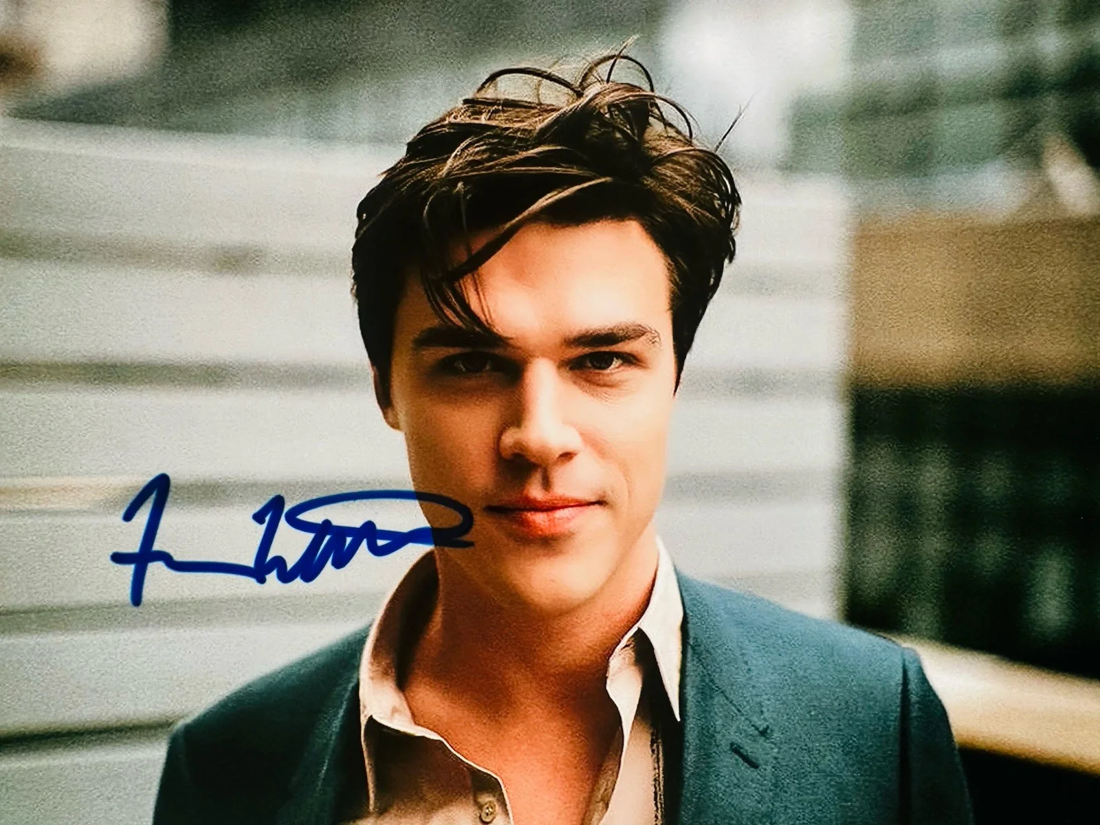 Finn Wittrock — Finn Wittrock signed 8x10 photo - In Person Proof - The Big Short, AHS