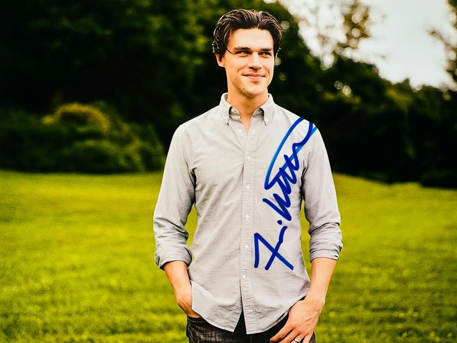 Finn Wittrock — Finn Wittrock signed 8x10 photo - In Person Proof - The Big Short, AHS