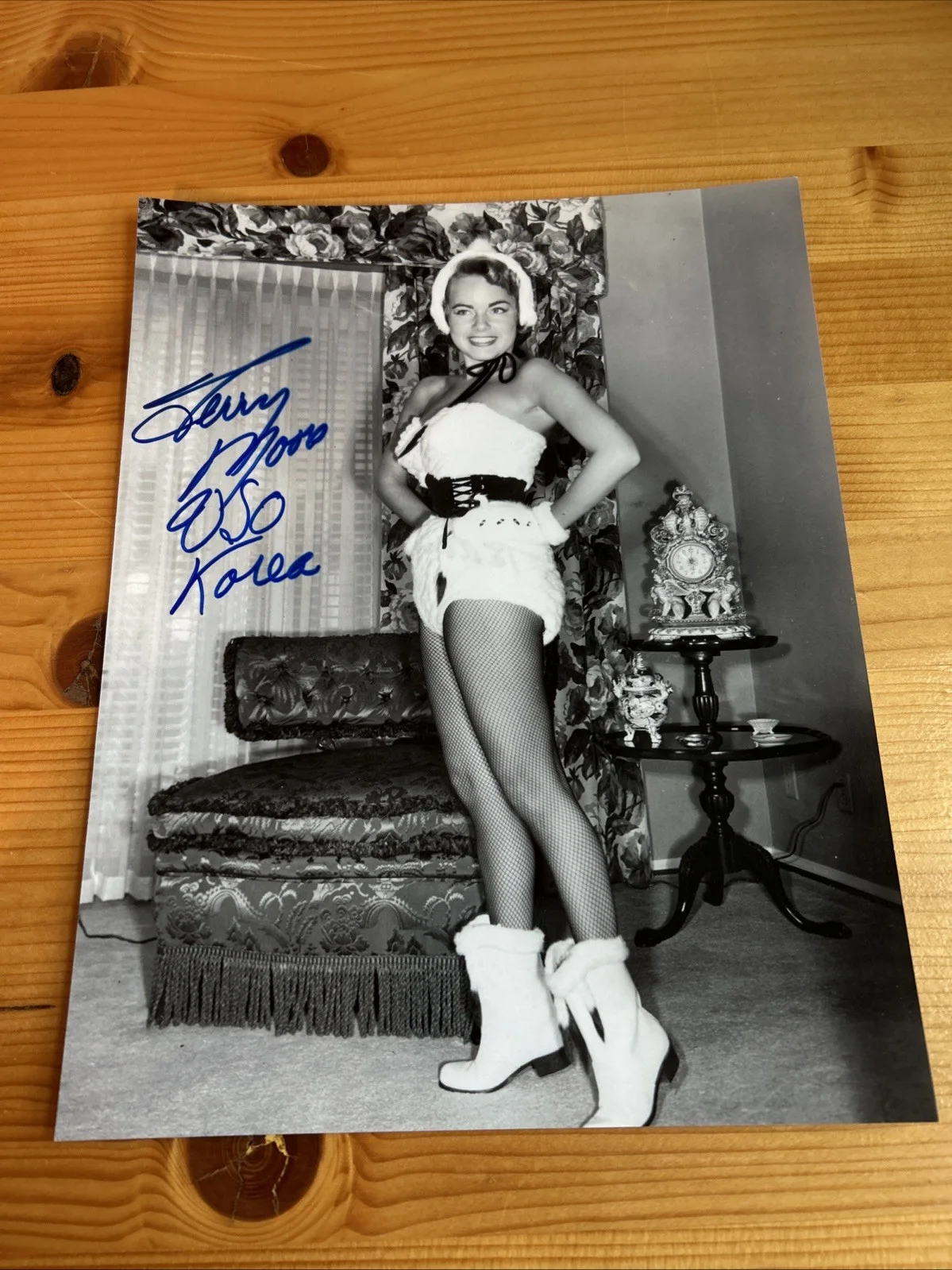 Terry Moore — TERRY MOORE sexy Hollywood 8 1/2 X 11 snow bunny pinup photo SIGNED w/COA