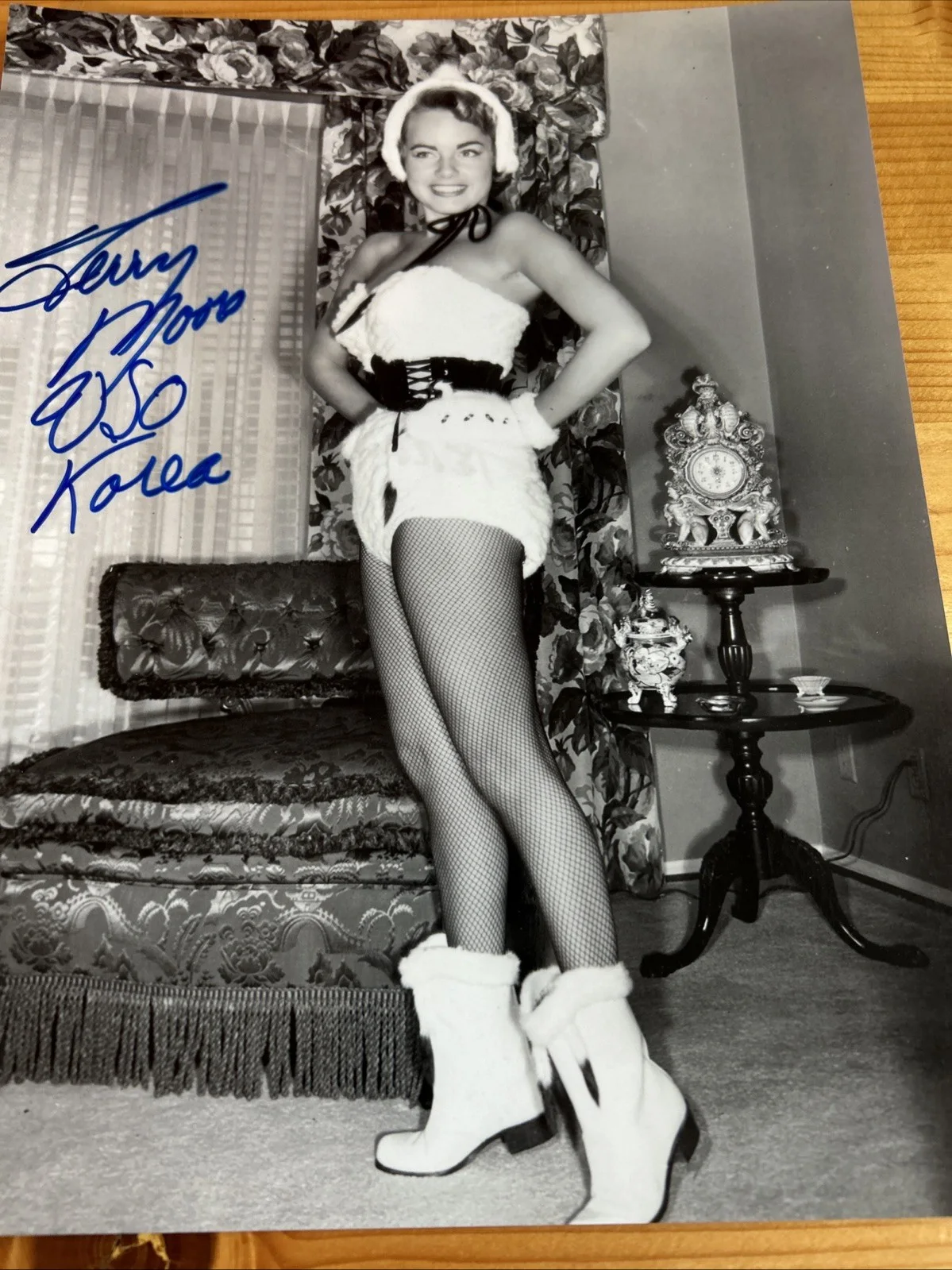 Terry Moore — TERRY MOORE sexy Hollywood 8 1/2 X 11 snow bunny pinup photo SIGNED w/COA, изображение 2