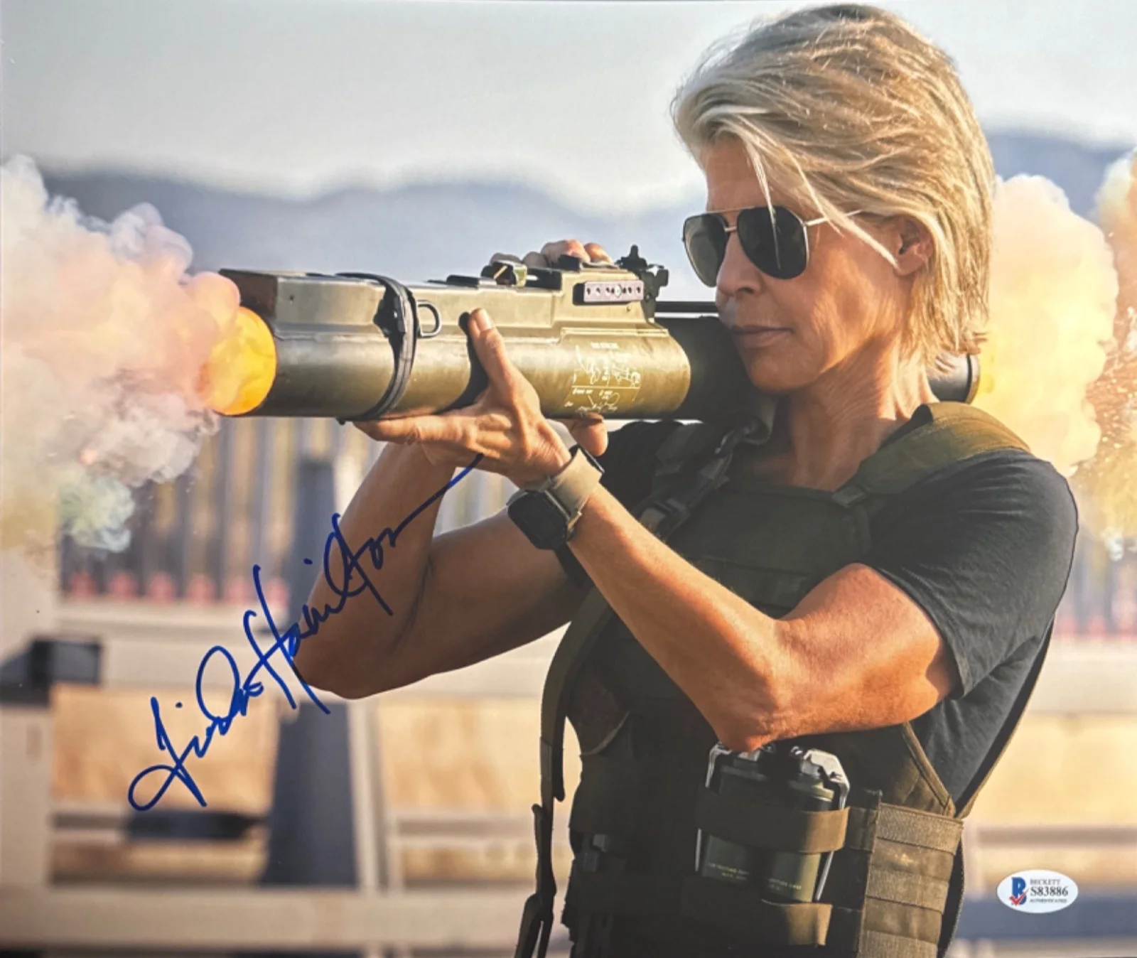 Linda Hamilton — Linda Hamilton Signed 11x14 Terminator Sarah Connor Photo BAS S83886