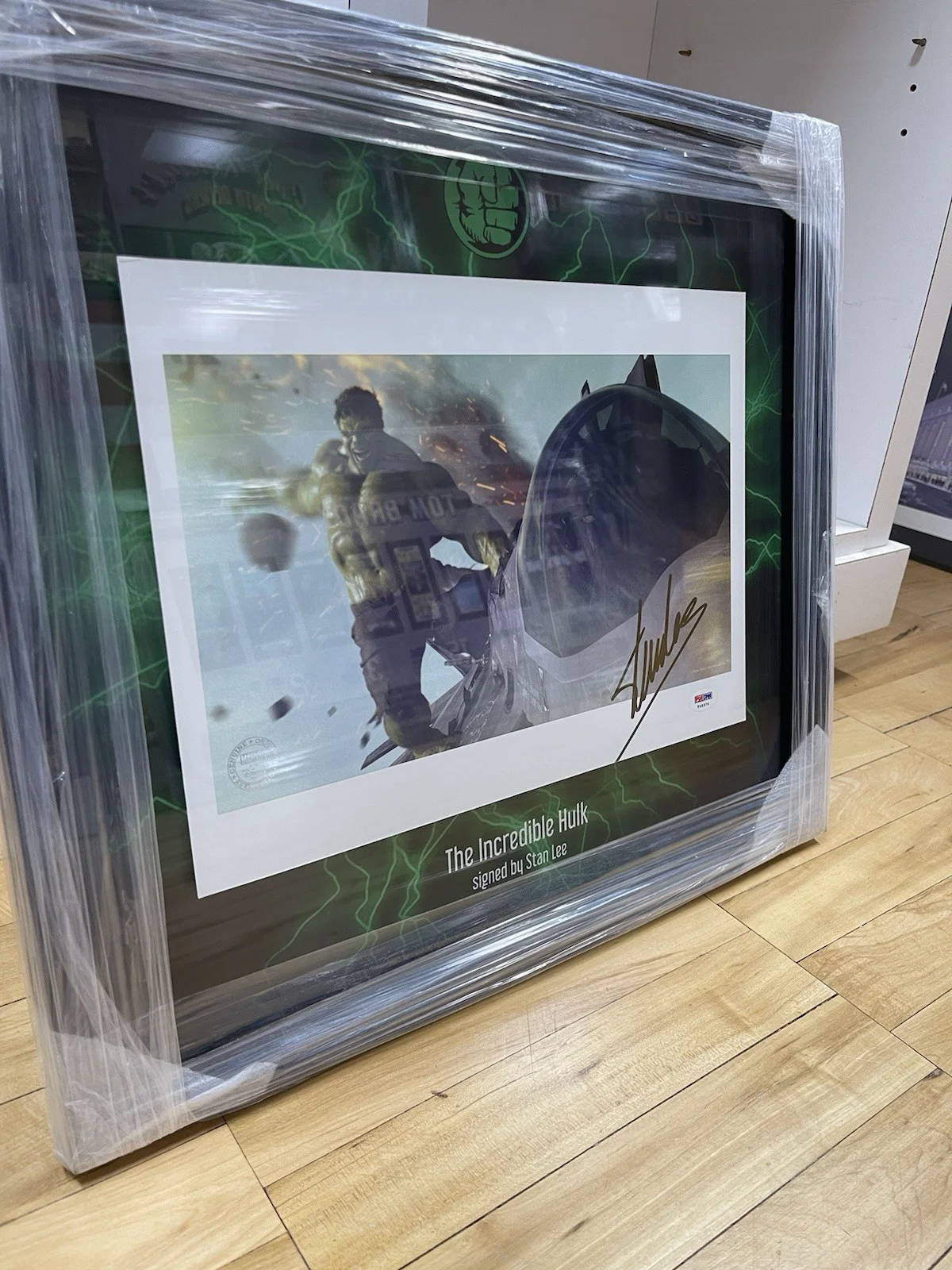 Stan Lee — Stan Lee Marvel Autographed 14x10 Incredible Hulk Photo w/ Themed Background