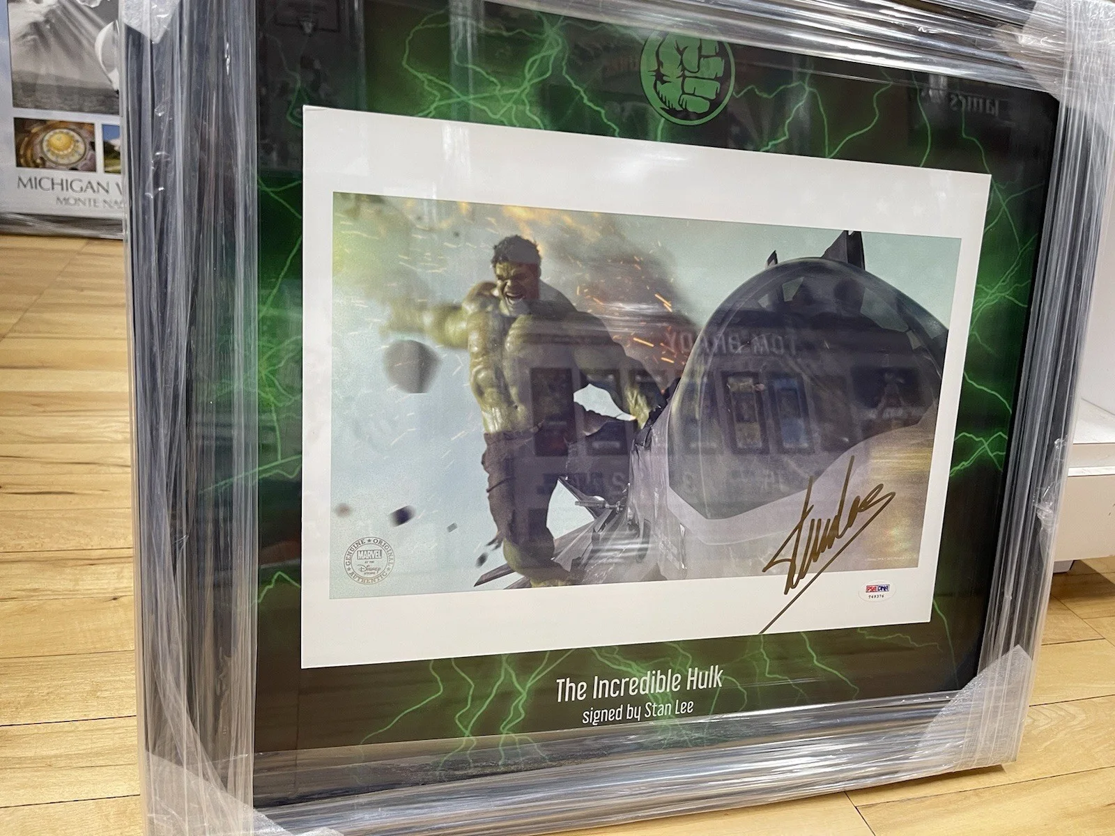 Stan Lee — Stan Lee Marvel Autographed 14x10 Incredible Hulk Photo w/ Themed Background, изображение 3