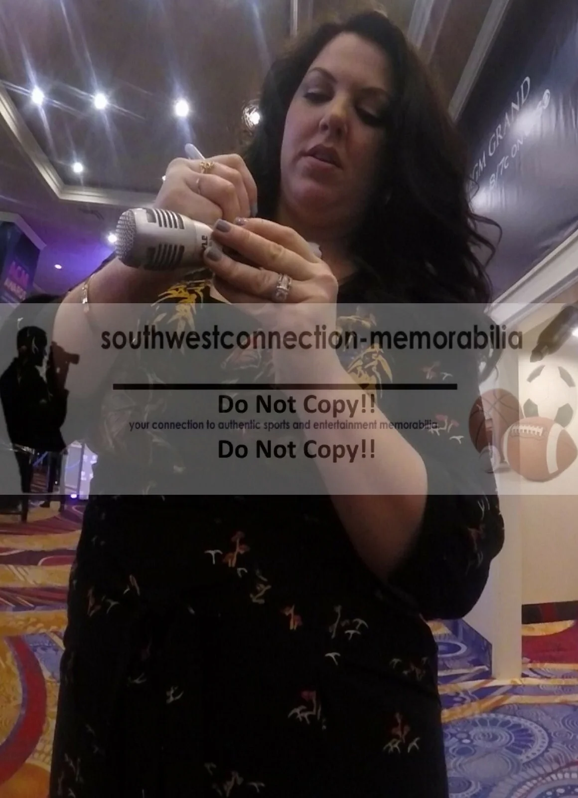 Krystal Keith Signed Microphone Country Music Autograph COA Exact Proof Photo, изображение 2