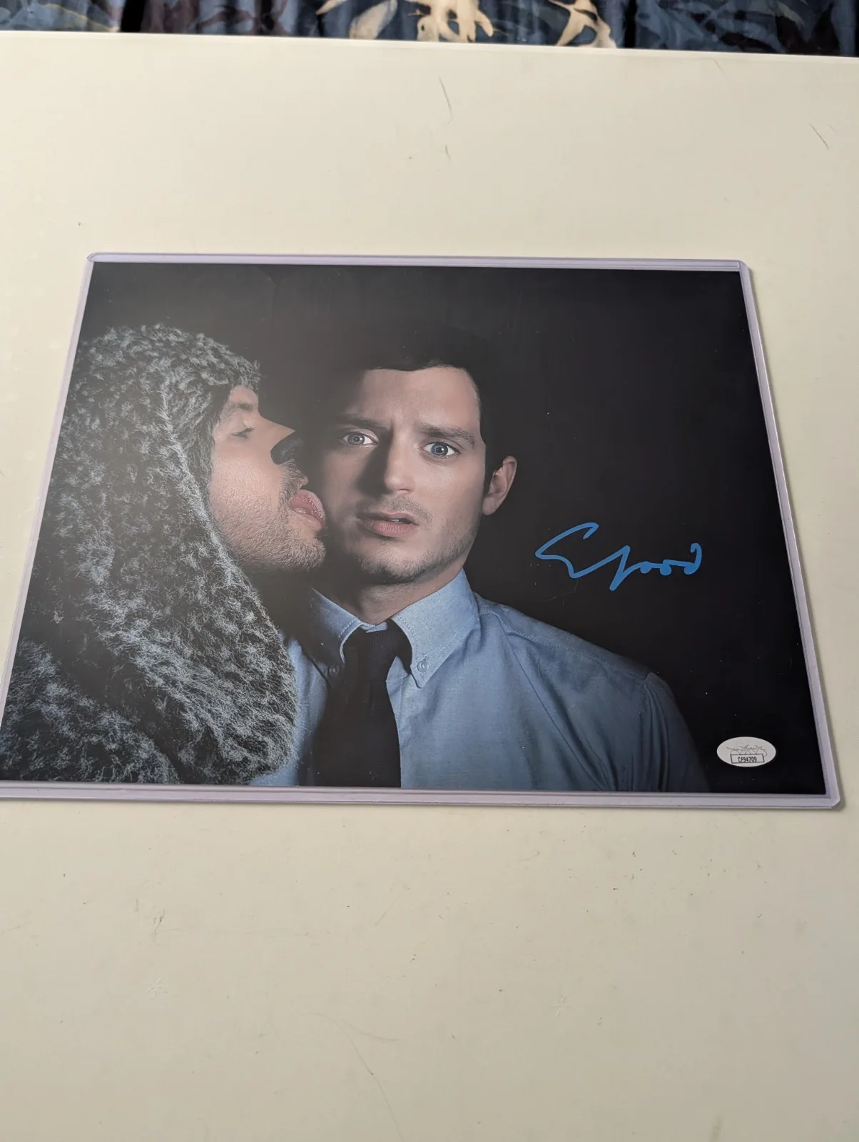 ELIJAH WOOD — ELIJAH WOOD HAND SIGNED PHOTO SITCOM WILFRED " RYAN NEWMAN" JSA CERT 11 X 14