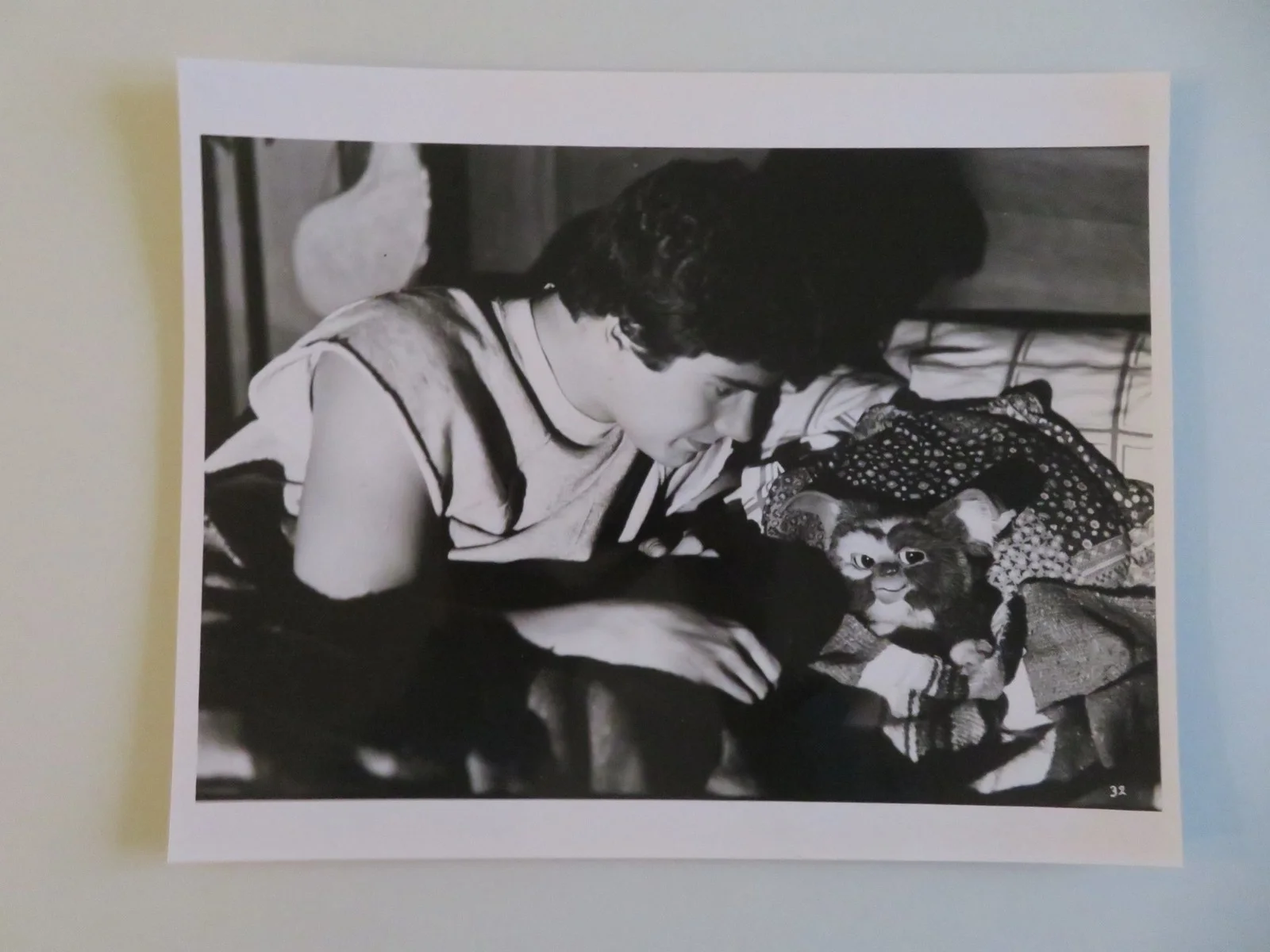 GREMLINS - A MOVIE STILL PHOTO LOT OF 2 ZACH GALLIGAN PHOEBE CATES 1984, изображение 4