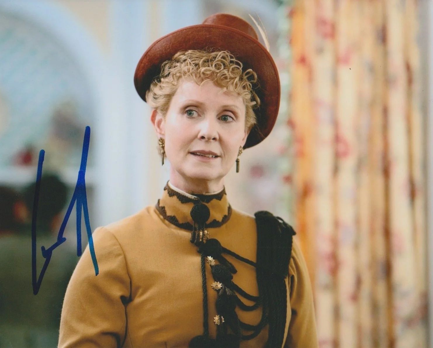 Cynthia Nixon — Cynthia Nixon signed The Gilded Age 8x10 photo