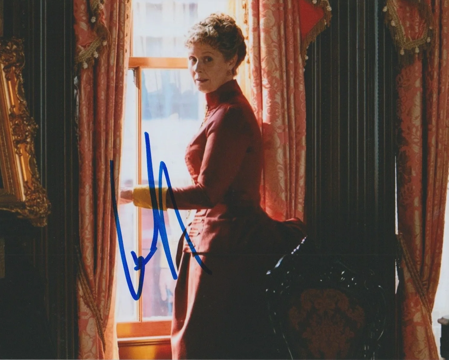 Cynthia Nixon — Cynthia Nixon signed The Gilded Age 8x10 photo