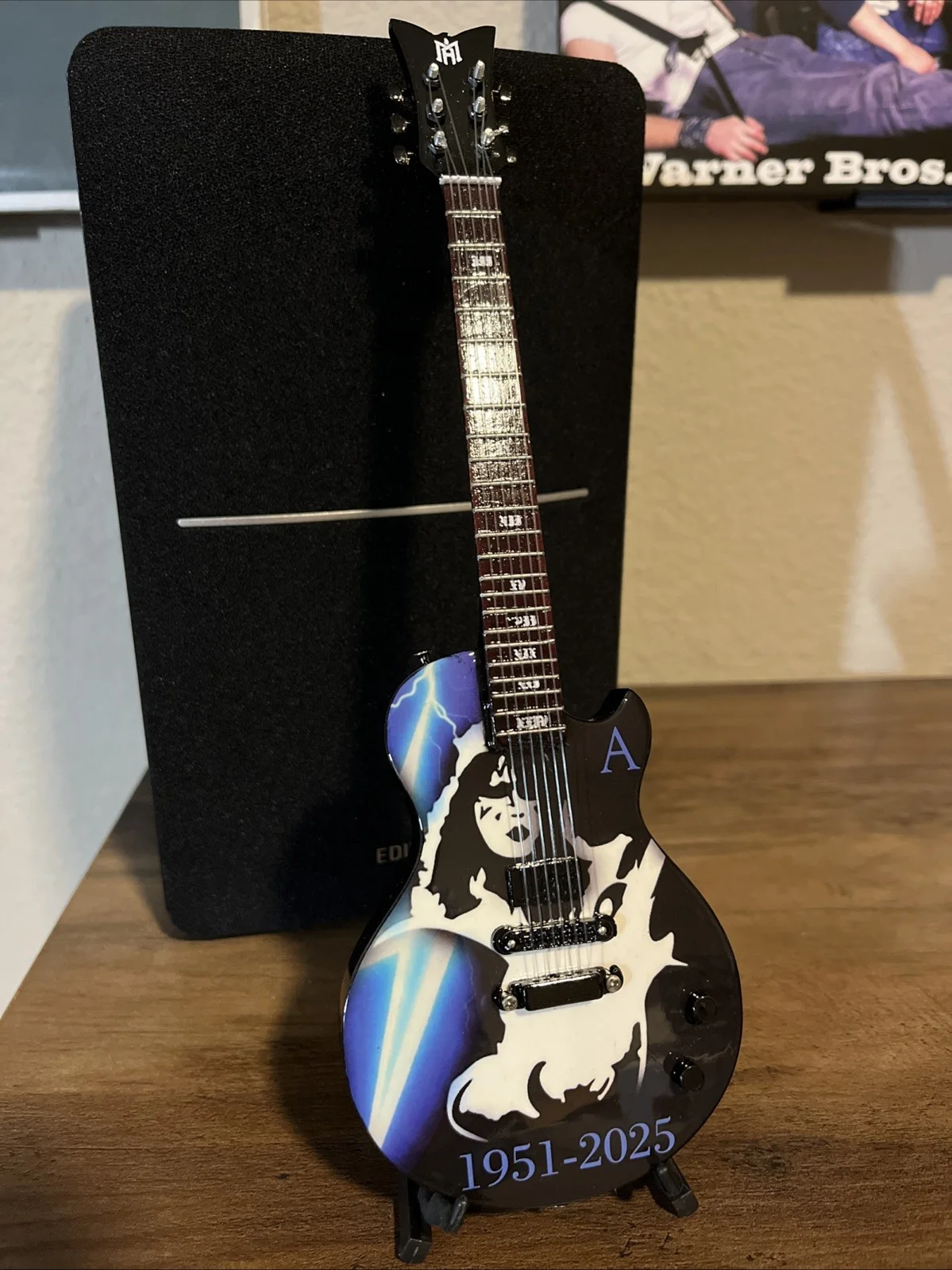 Ace Frehley The Spaceman Tribute Limited Edition 10” Mini Display Guitar New!, изображение 2