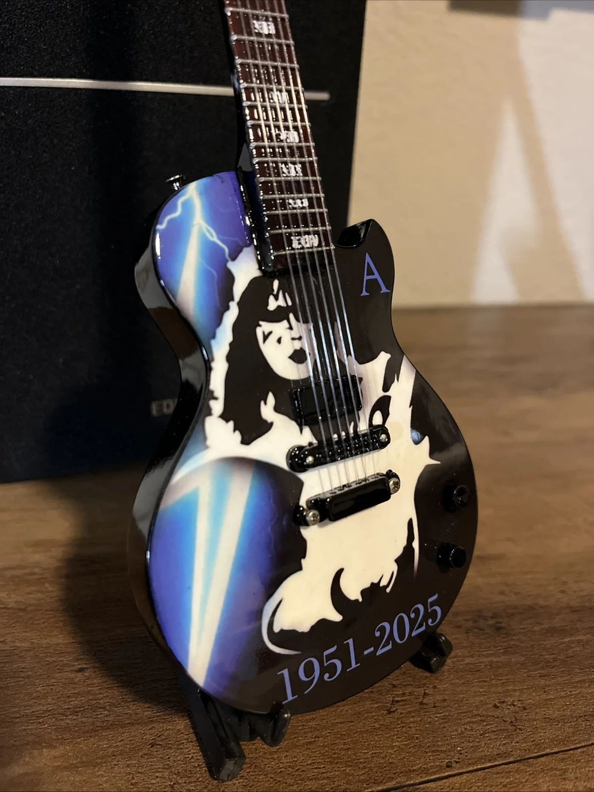 Ace Frehley The Spaceman Tribute Limited Edition 10” Mini Display Guitar New!, изображение 3