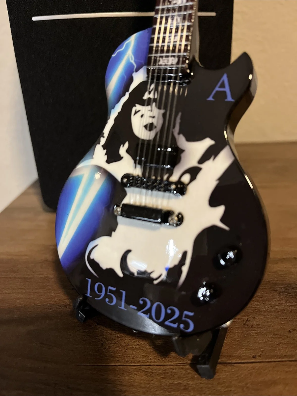 Ace Frehley The Spaceman Tribute Limited Edition 10” Mini Display Guitar New!, изображение 4