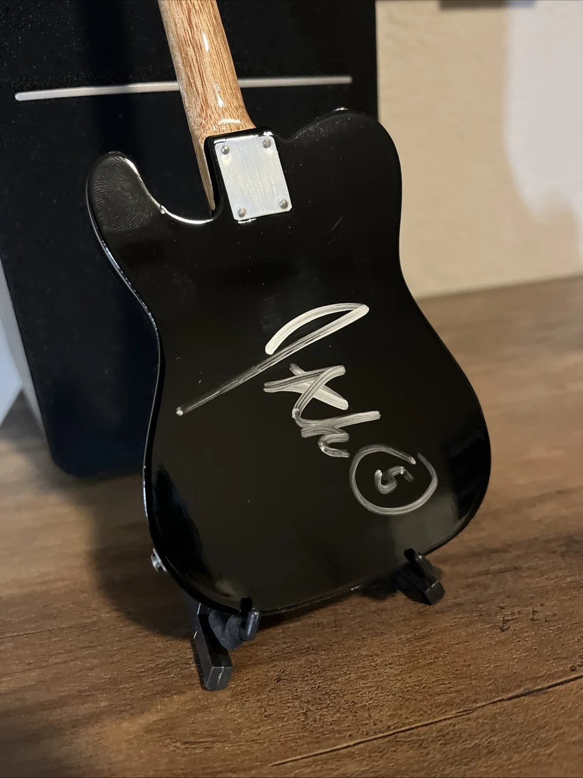 John 5 Of Motley Crue Autographed “The Sinner” Mini Axe 10” MINI Display Guitar, изображение 4
