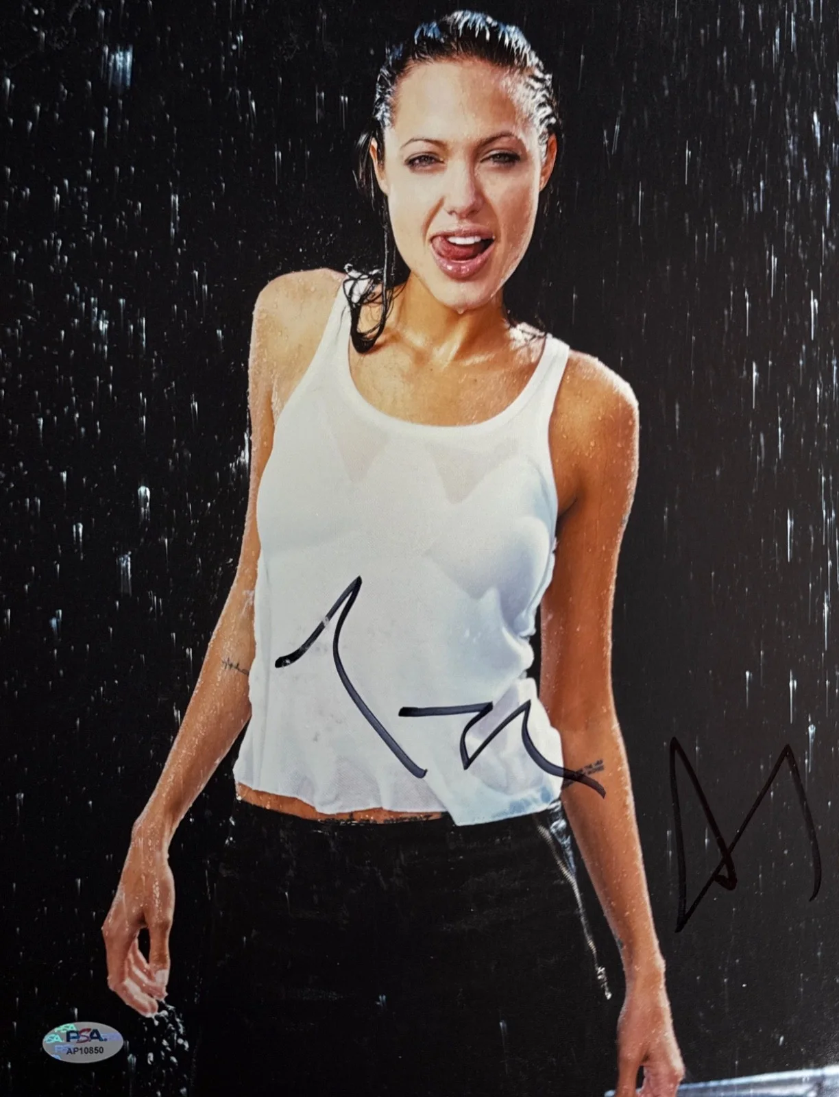 Angelina Jolie — Angelina Jolie Signed 11x14 Sexy Photo PSA AP10850