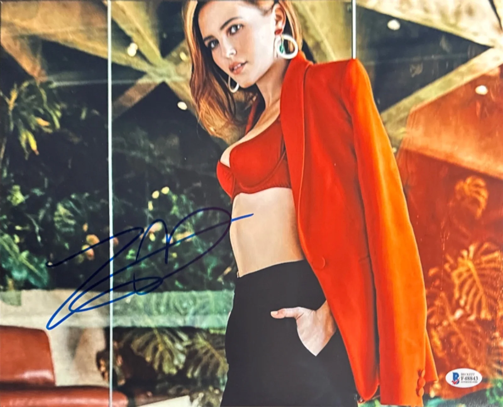 Zoey Deutch — Zoey Deutch Signed 11x14 Sexy BAS F48843