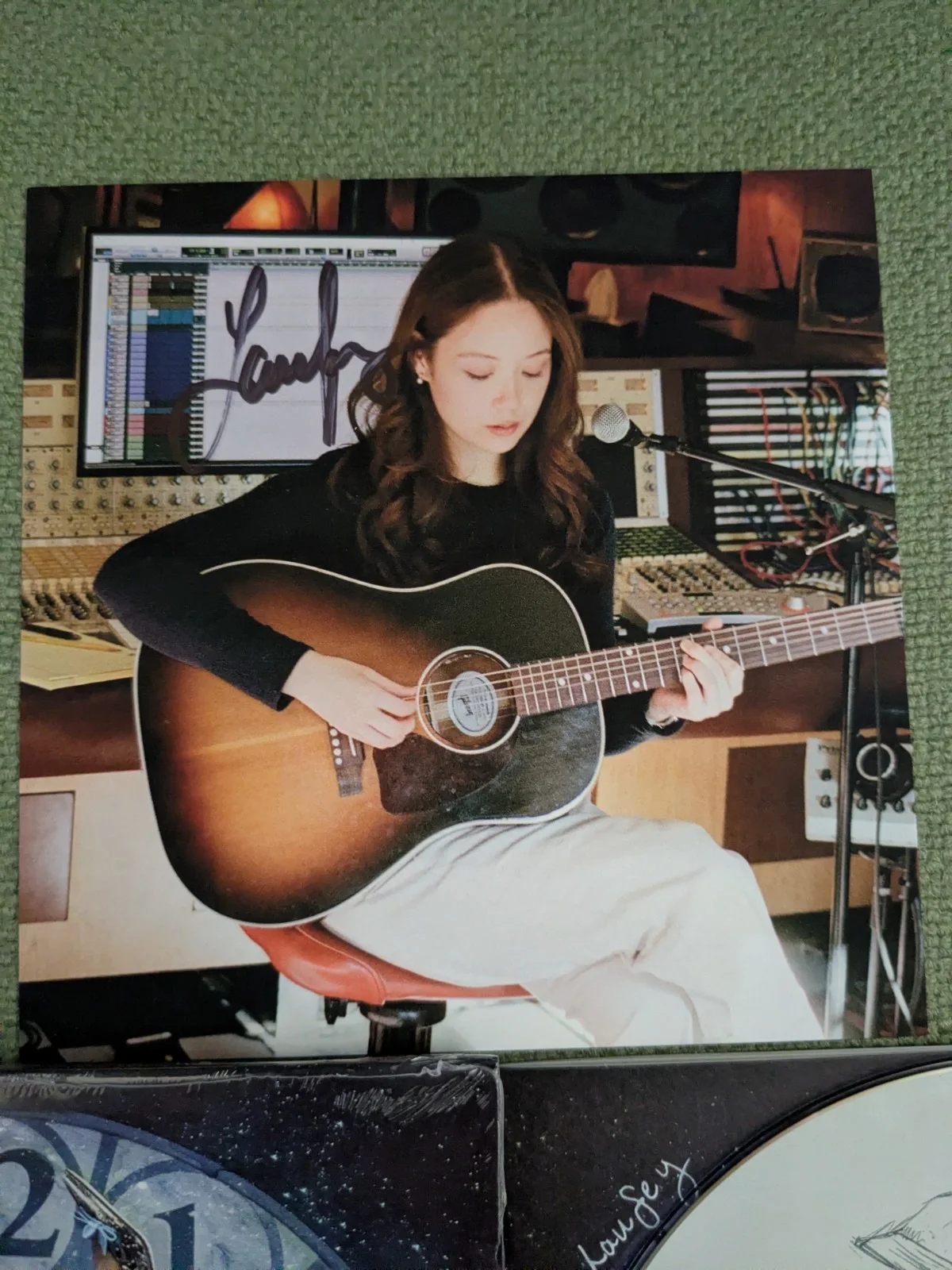 SIGNED Laufey Autographed Photo Art Card & A Matter Of Time CD, изображение 2