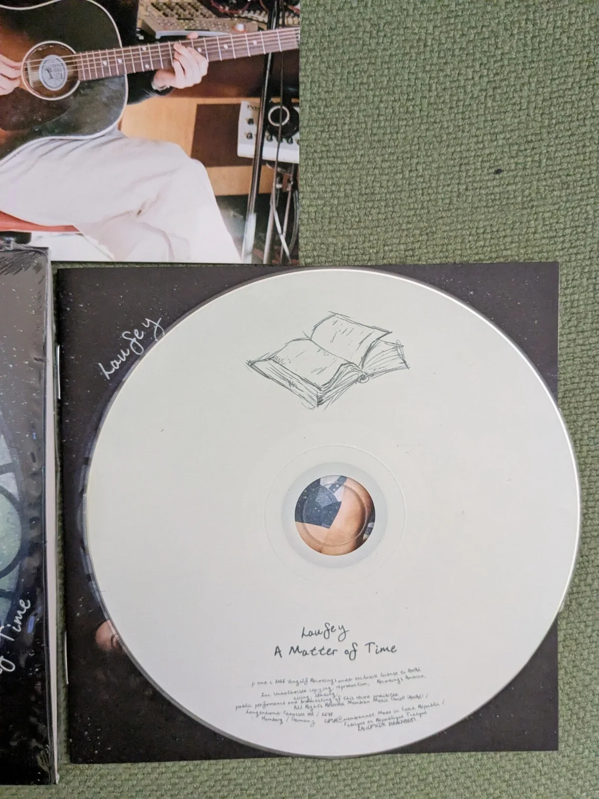 SIGNED Laufey Autographed Photo Art Card & A Matter Of Time CD, изображение 3