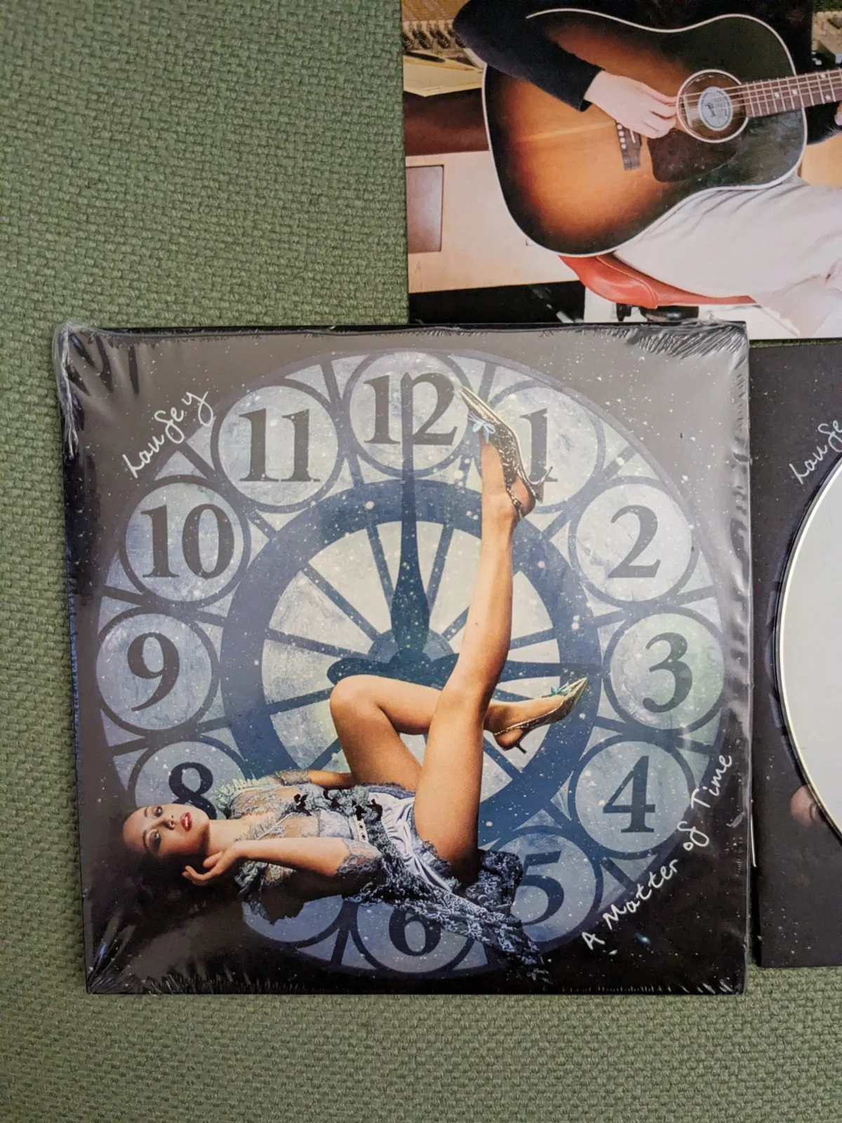 SIGNED Laufey Autographed Photo Art Card & A Matter Of Time CD, изображение 4