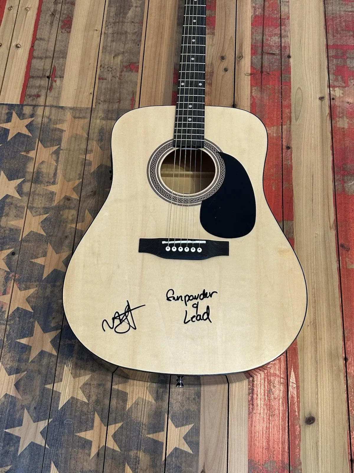 RARE MIRANDA LAMBERT SIGNED FULL SIZE GUITAR W/ INSCRIPTION “GUNPOWDER & LEAD”, изображение 2