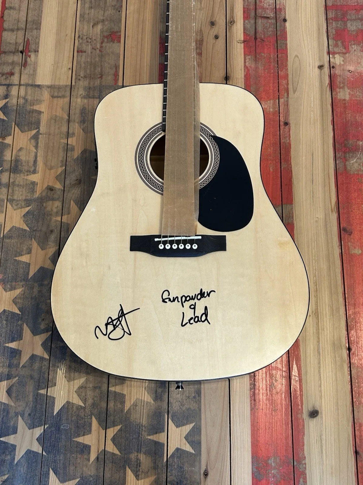 RARE MIRANDA LAMBERT SIGNED FULL SIZE GUITAR W/ INSCRIPTION “GUNPOWDER & LEAD”, изображение 4