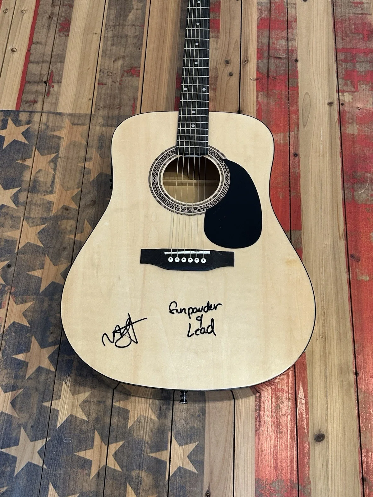RARE MIRANDA LAMBERT SIGNED FULL SIZE GUITAR W/ INSCRIPTION “GUNPOWDER & LEAD”, изображение 5