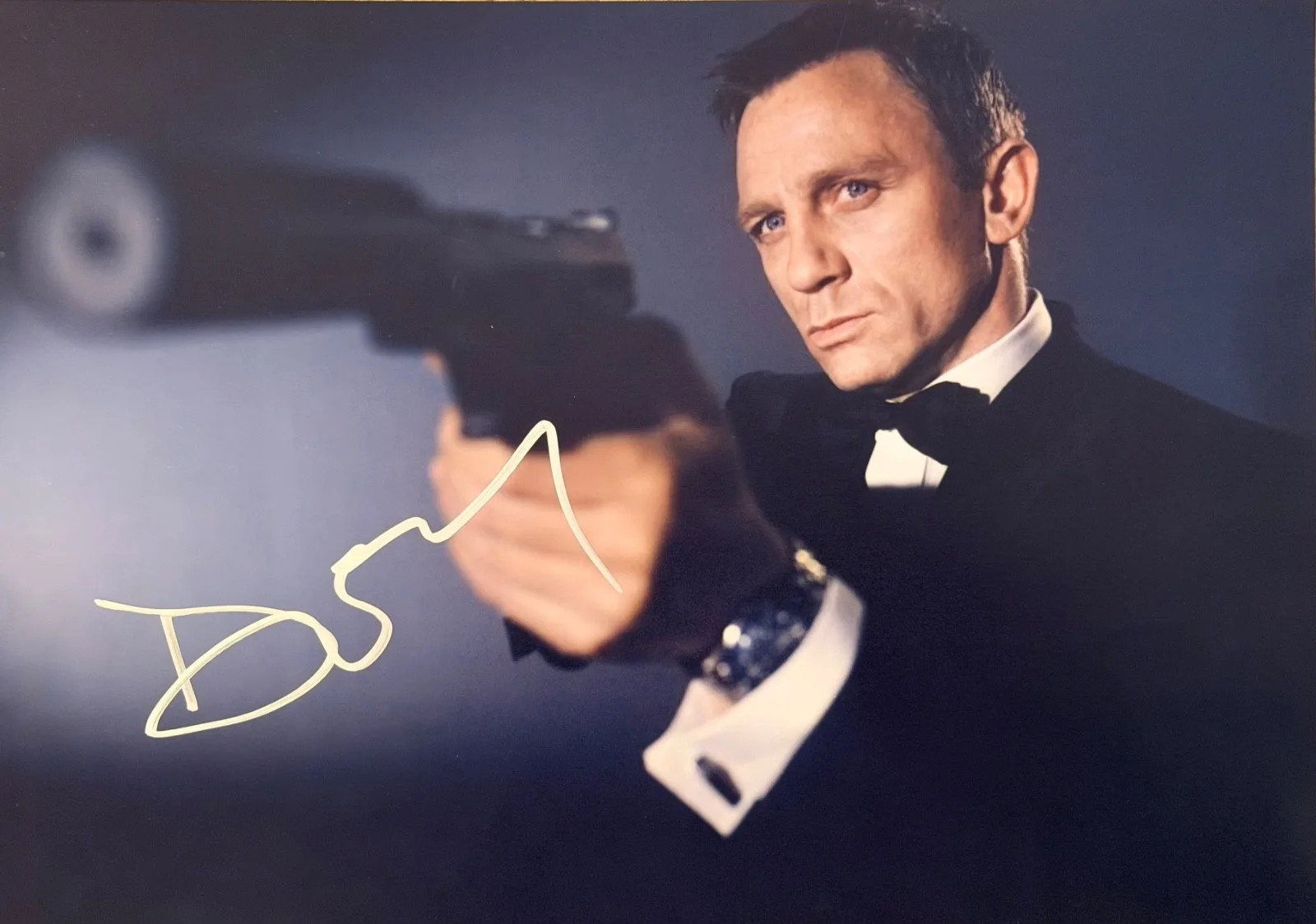 Daniel Craig — Daniel Craig James Bond 007 Signed 8x11.5 Photo w/ COA – Classic Tux Pose