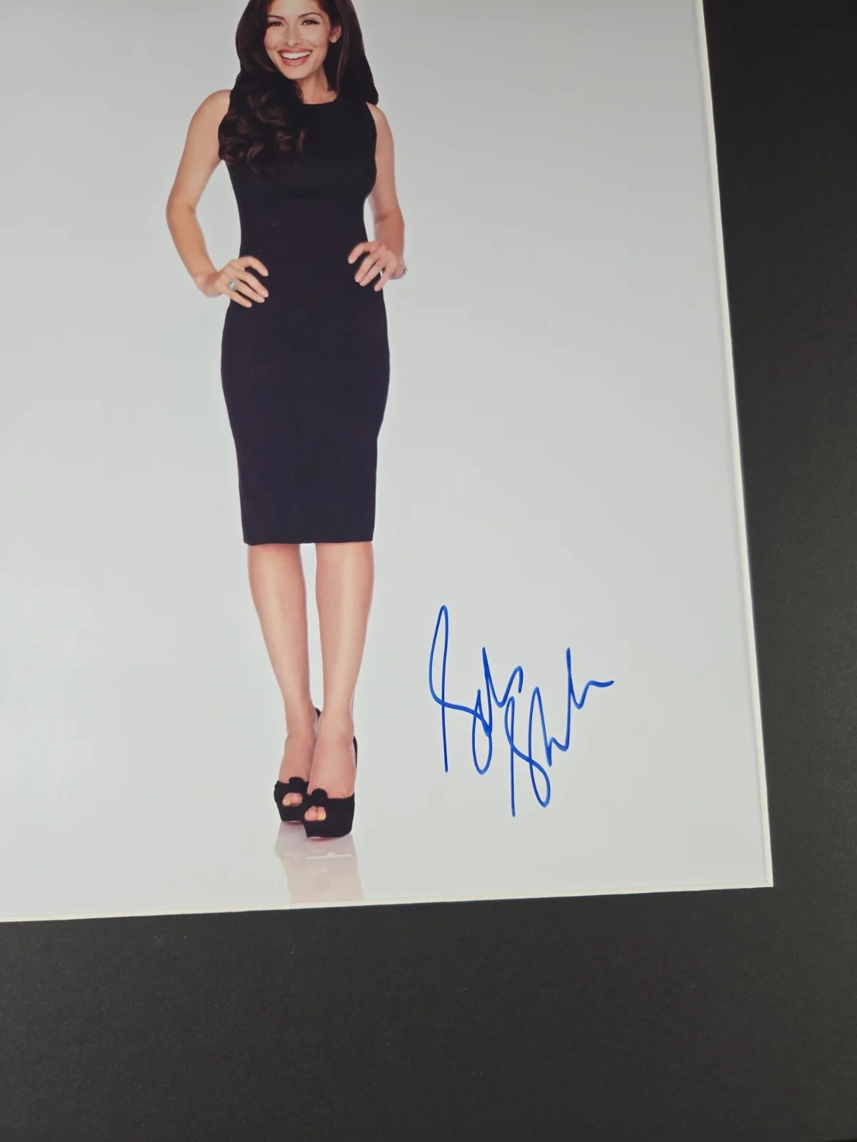Sarah Shahi Signed Photo Display 16x20 Fairly Legal The L Word, изображение 2