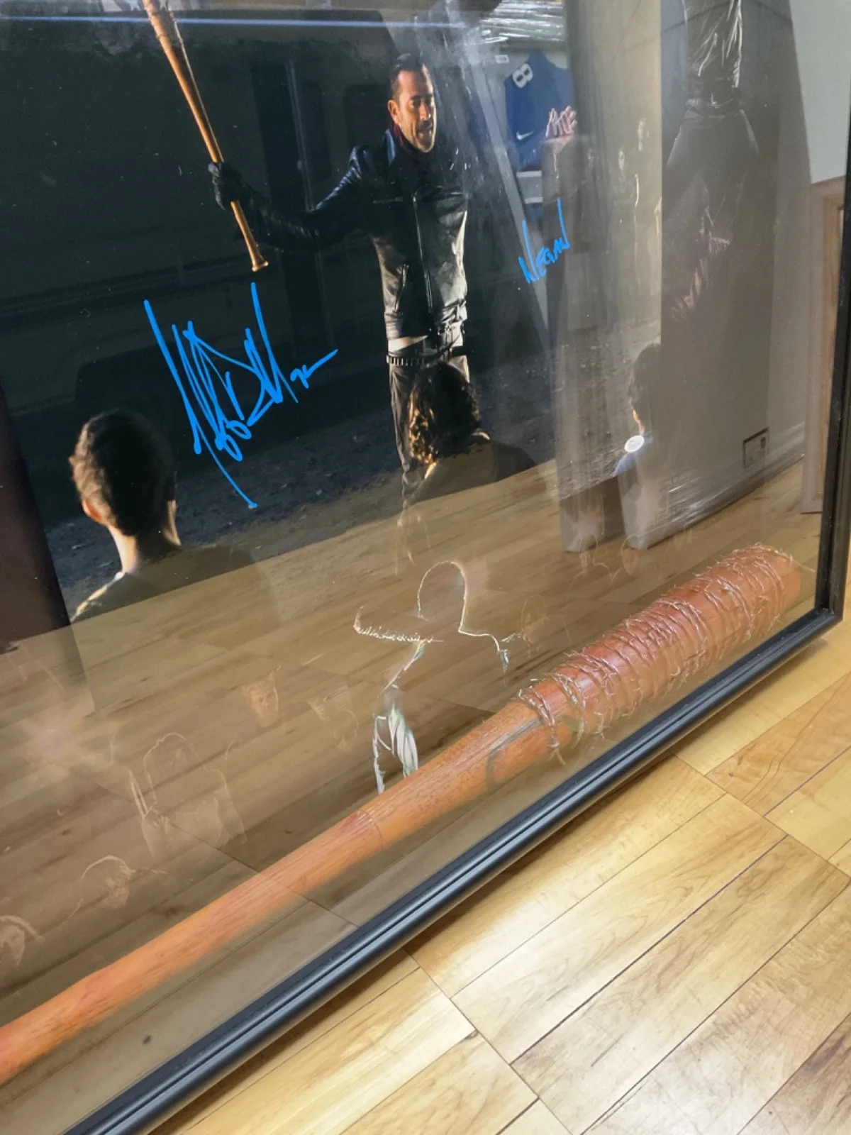 Jeffery Dean Morgan — The Walking Dead Jeffery Dean Morgan “Negan” Signed Portrait w/ Replica Lucille, изображение 2