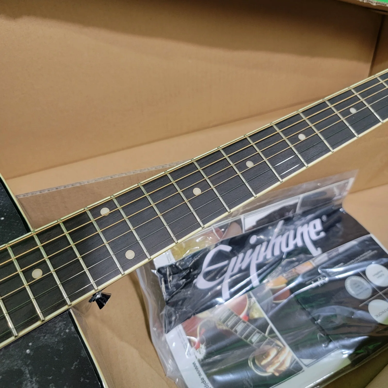 Scotty McCreery Signed Epiphone Guitar with Autographed Concert Ticket & Photo, изображение 5