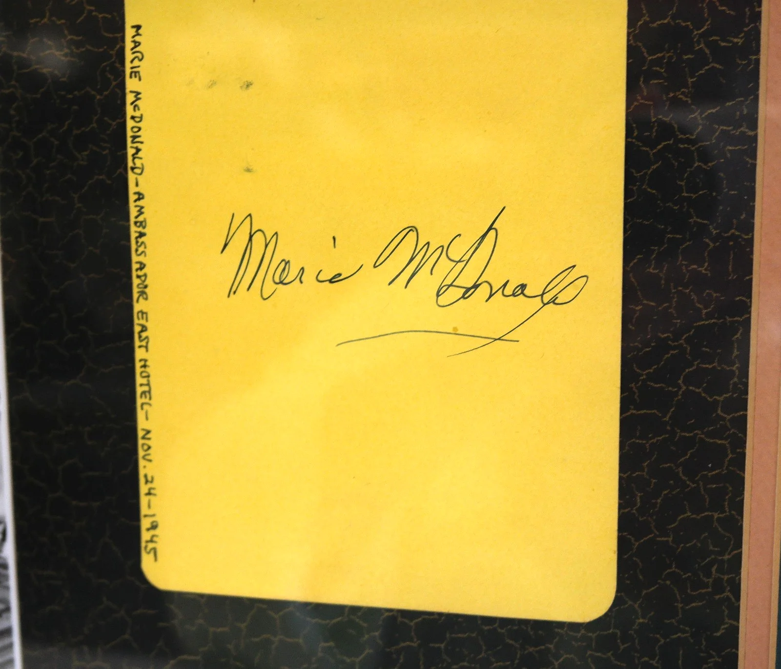 1945 Model "MARIE Mc DONALD", Known as "THE BODY", Autographed Framed Photo, изображение 2