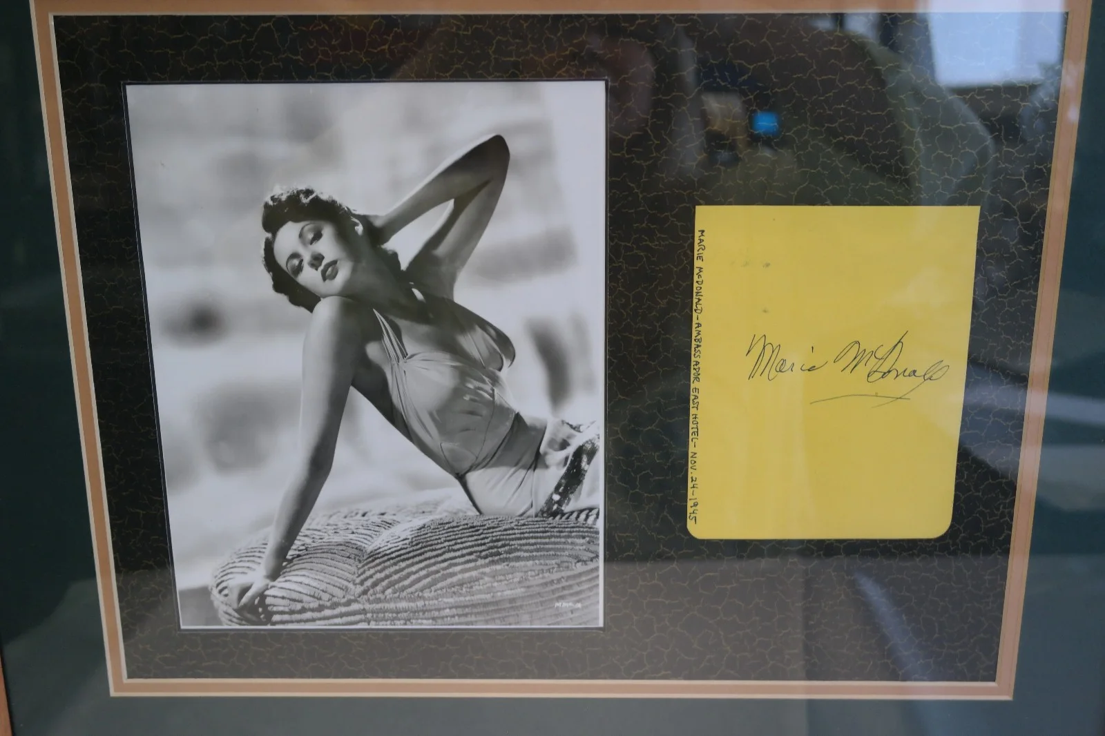 1945 Model "MARIE Mc DONALD", Known as "THE BODY", Autographed Framed Photo, изображение 4