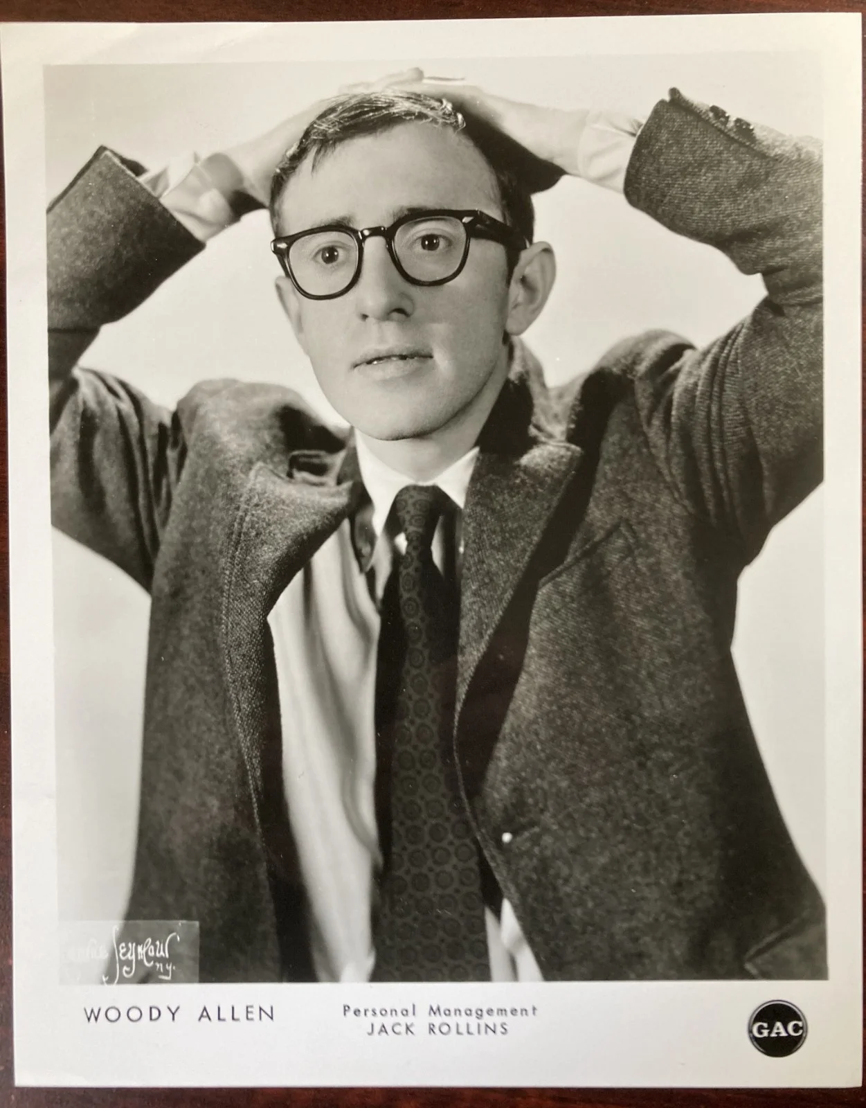 Woody Allen — WOODY ALLEN-(2) items: Autograph Signature on 3x5 card, 8x10 b&w photo, изображение 2