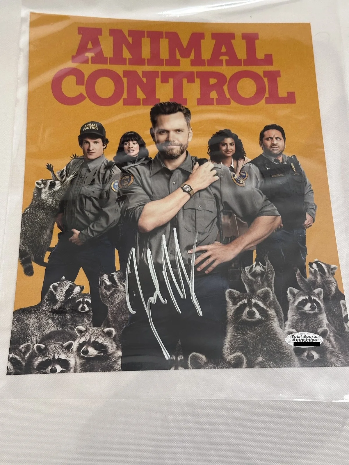 Joel McHale — JOEL MCHALE SIGNED PHOTO 8x10 "ANIMAL CONTROL" - AUTHENTICATED AUTOGRAPH!
