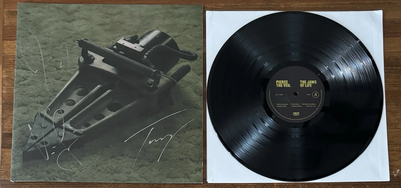Pierce The Veil — PIERCE THE VEIL SIGNED THE JAWS OF LIFE VINYL JACKET COVER BECKETT BAS COA AUTO, изображение 3