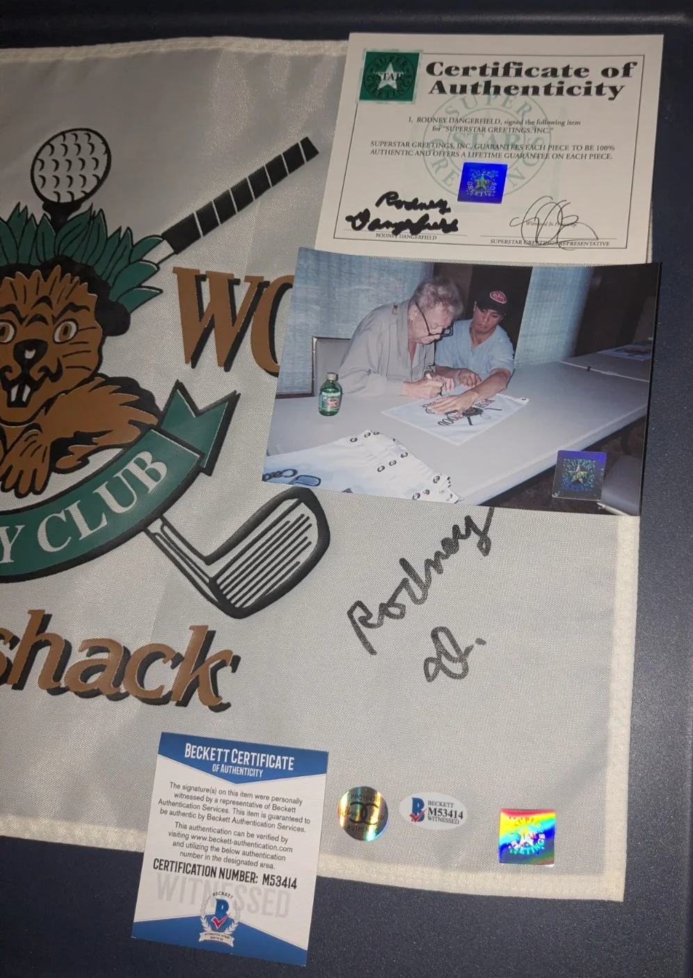 Rodney Dangerfield — Rodney Dangerfield Chevy Chase Signed Caddyshack Brushwood Flag Beckett COA, image 2