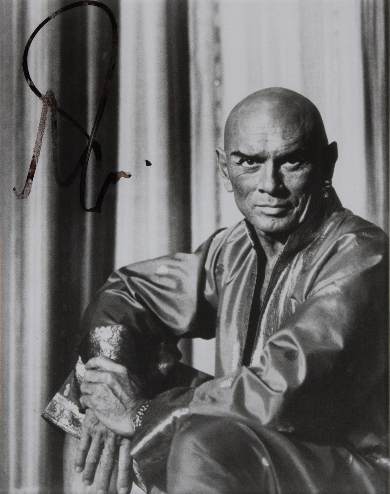 Yul Brynner — YUL BRYNNER - PHOTOGRAPH SIGNED, image 2