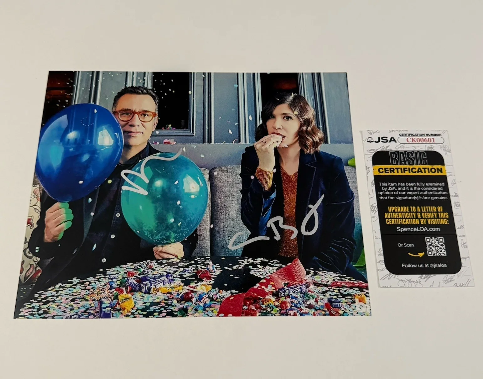 Fred Armisen — FRED ARMISEN CARRIE BROWNSTEIN SIGNED PORTLANDIA 8x10 PHOTO WITH JSA COA