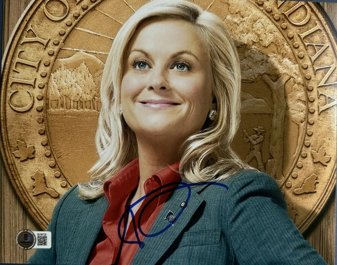 Amy Poehler — AMY POEHLER SIGNED 8x10 PHOTO PARKS & RECREATION AUTOGRAPH BECKETT COA