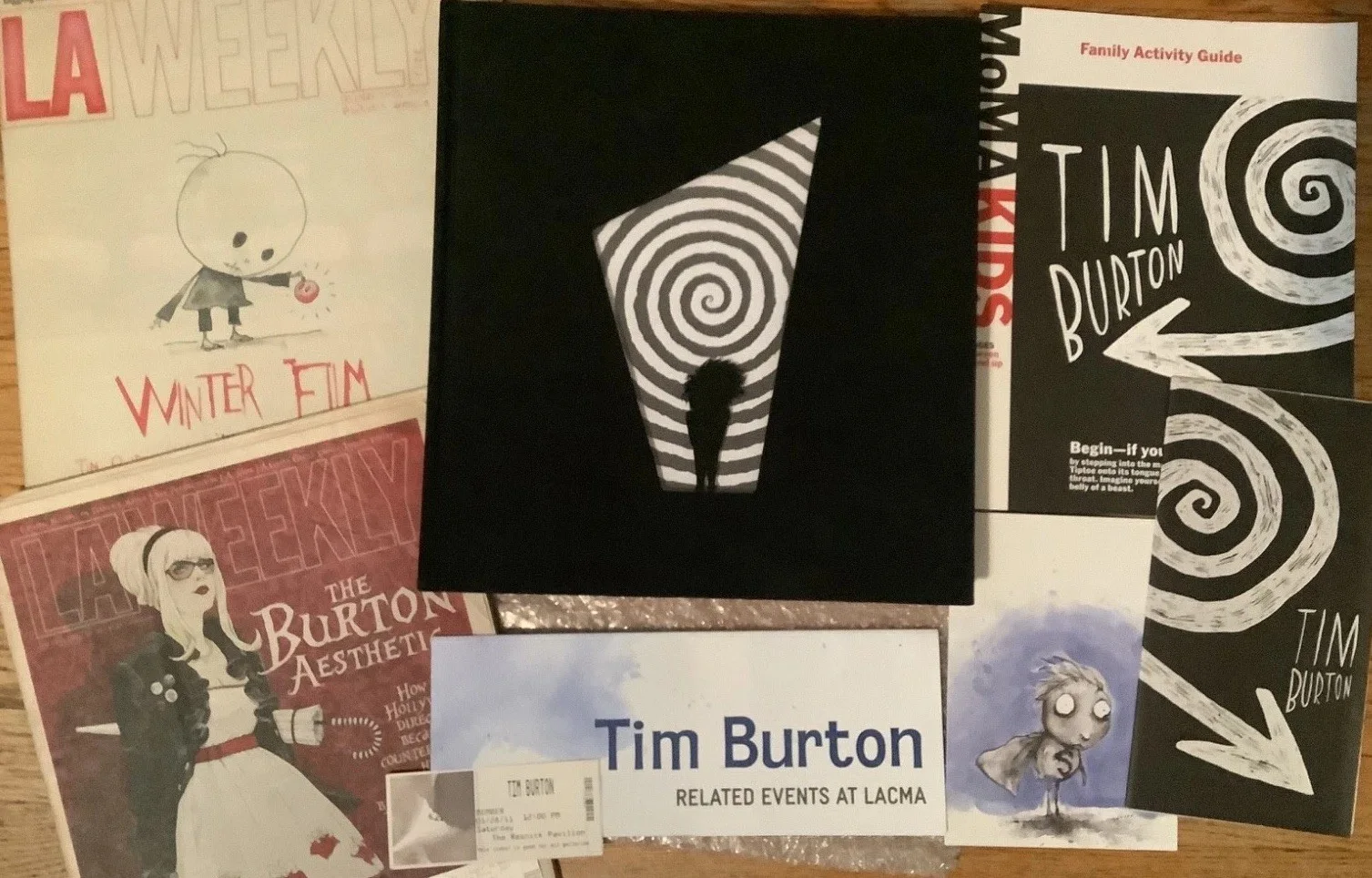 Tim Burton — The Art of Tim Burton AUTOGRAPHED Signed + MOMA / LACMA Event Guide & LA Weekly, изображение 2