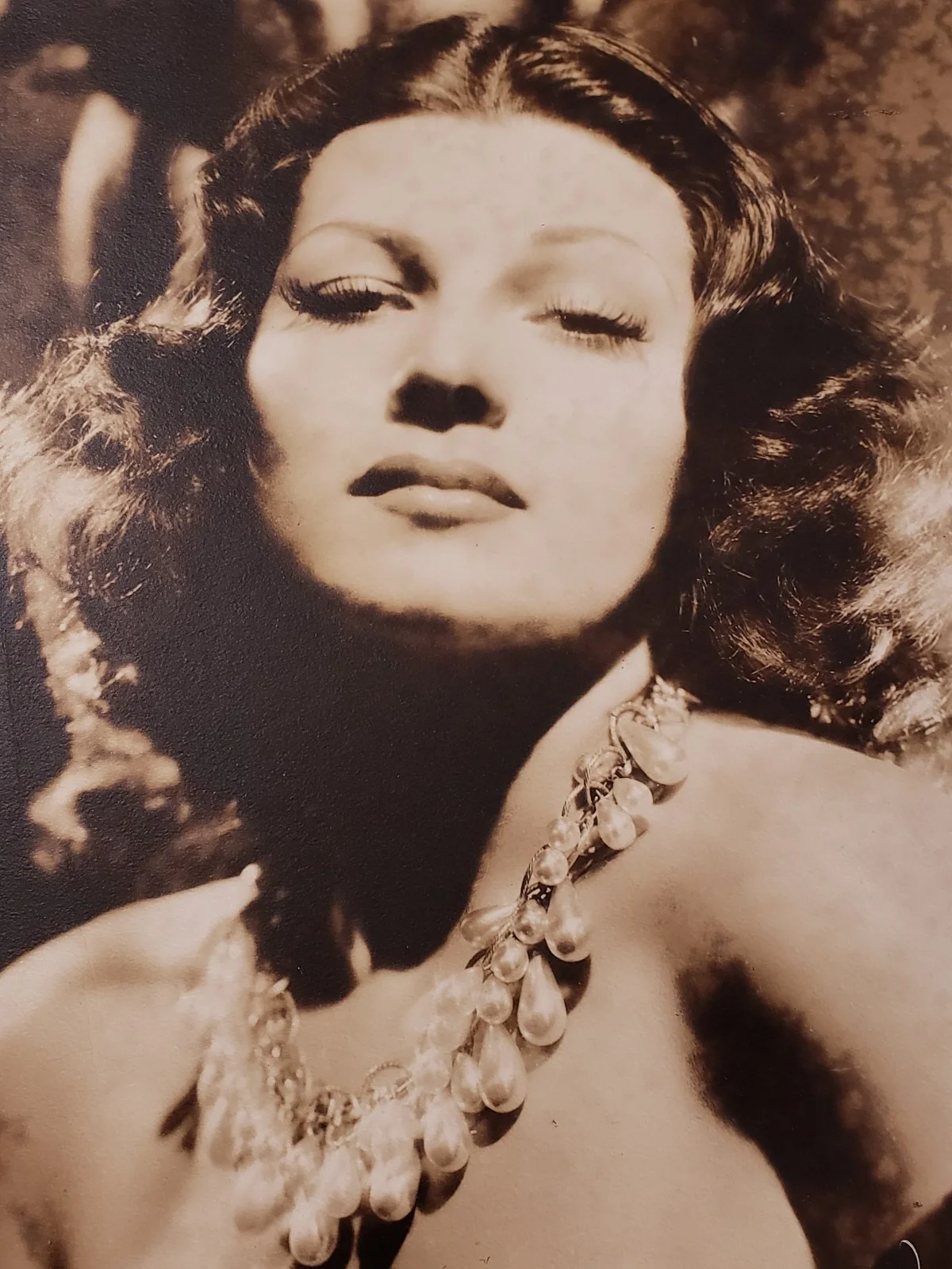 Rita Hayworth — RITA HAYWORTH GET RICH 1941 SIGNED VINTAGE ORIGINAL SEPIA PHOTOGRAPH AUTOGRAPH, изображение 2