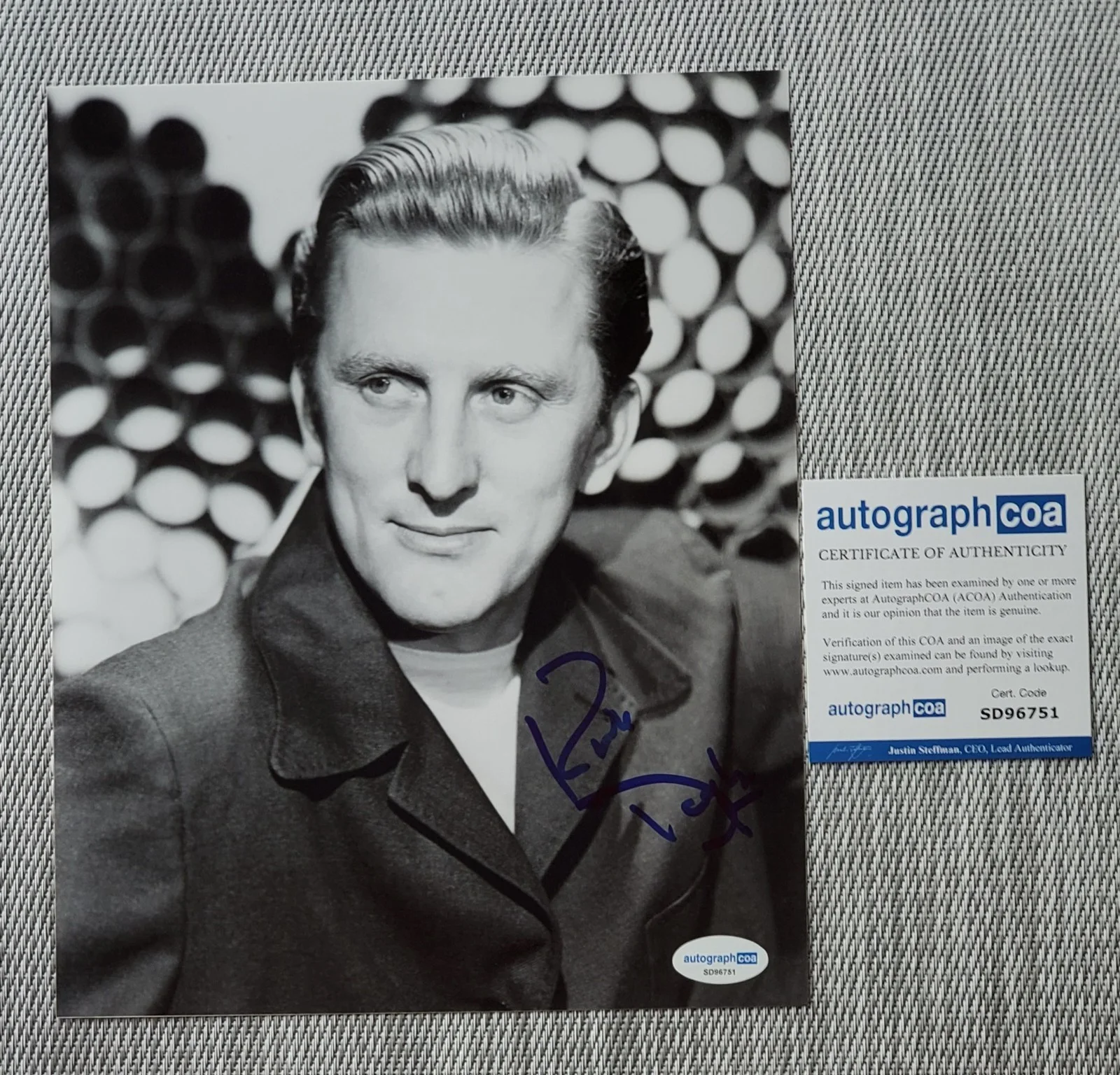 Kirk Douglas — Kirk Douglas Signed Autographed 8x10 Portrait Photo ACOA, изображение 3