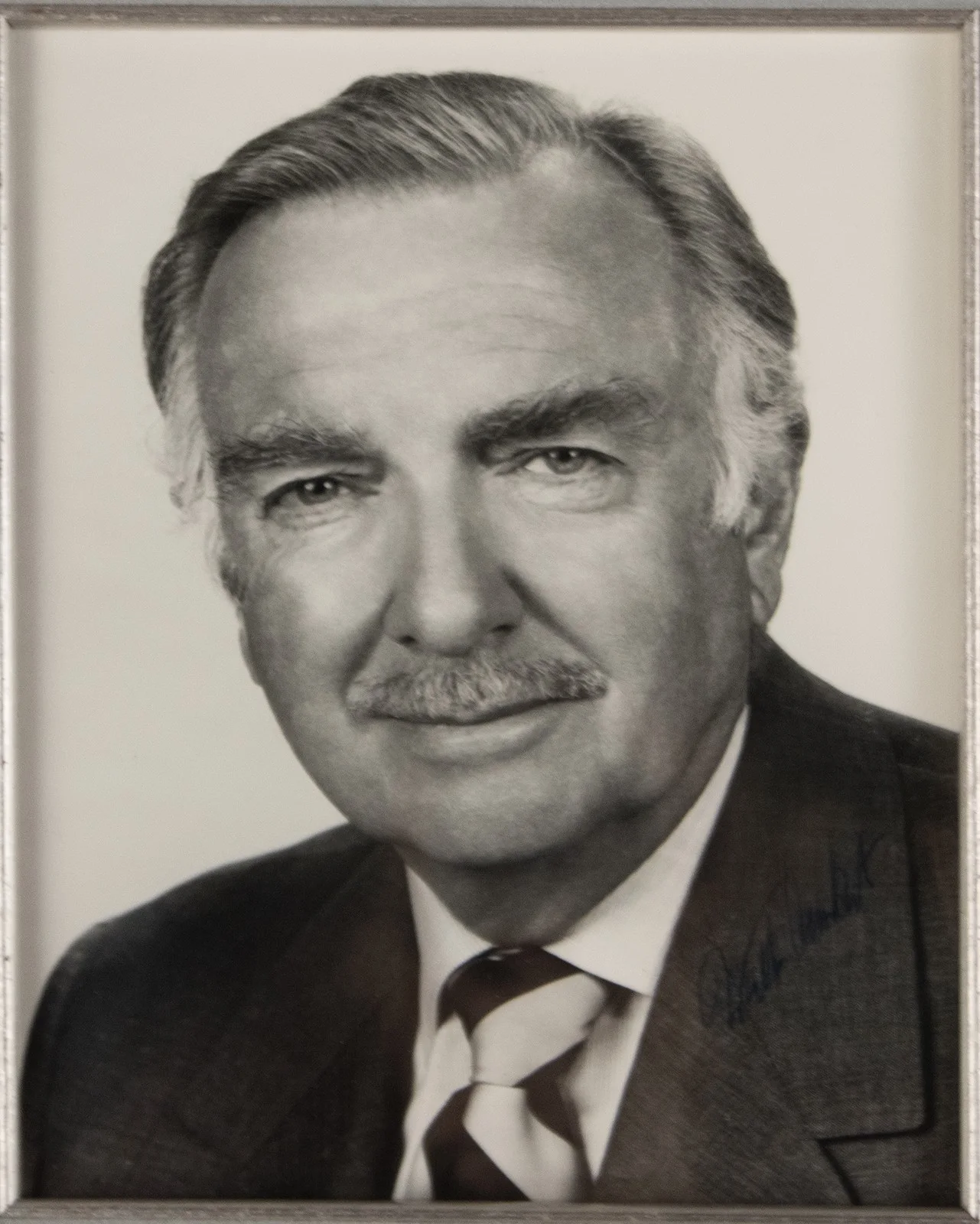 Walter Cronkite — WALTER CRONKITE - PHOTOGRAPH SIGNED, image 2