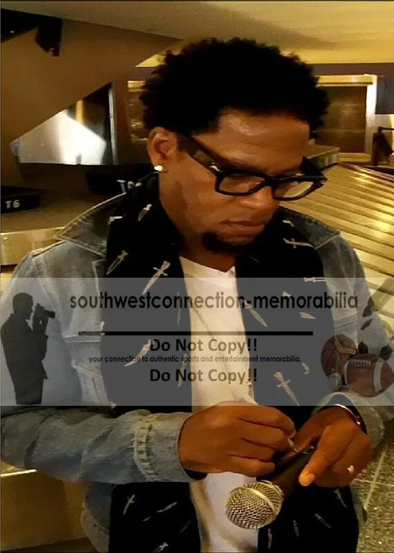 DL Hughley — DL Hughley Signed Microphone Kings of Comedy Authentic Autograph Photo Proof COA, image 2