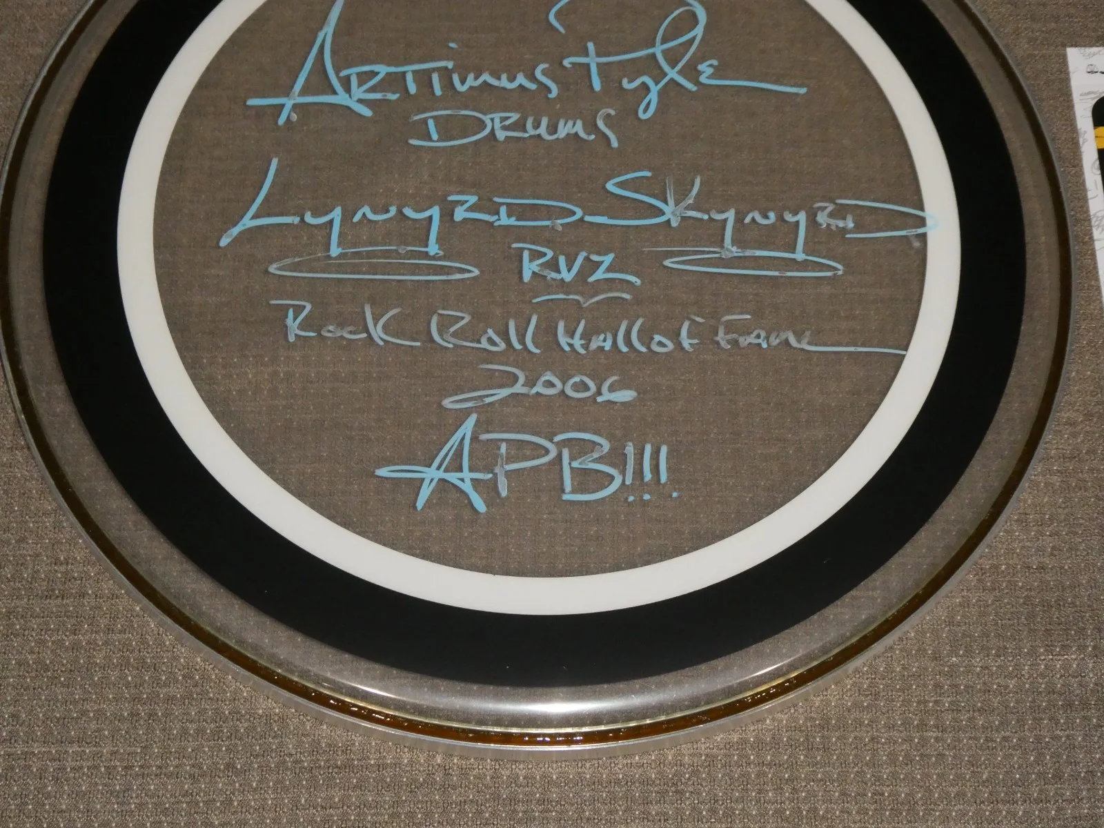 Artimus Pyle Lynyrd Skynyrd Hand Signed Drum Head JSA #CJ62369 Band Drumhead, изображение 3